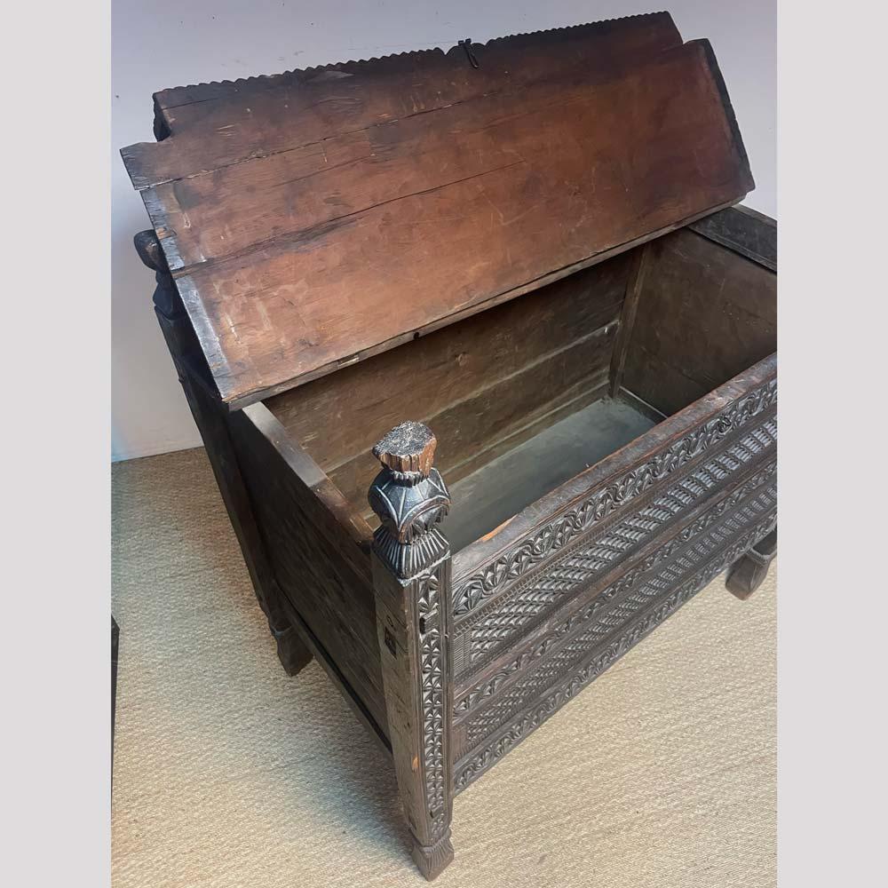 Grande cassapanca afgana, opera dell'inizio del XX secolo in vendita 3