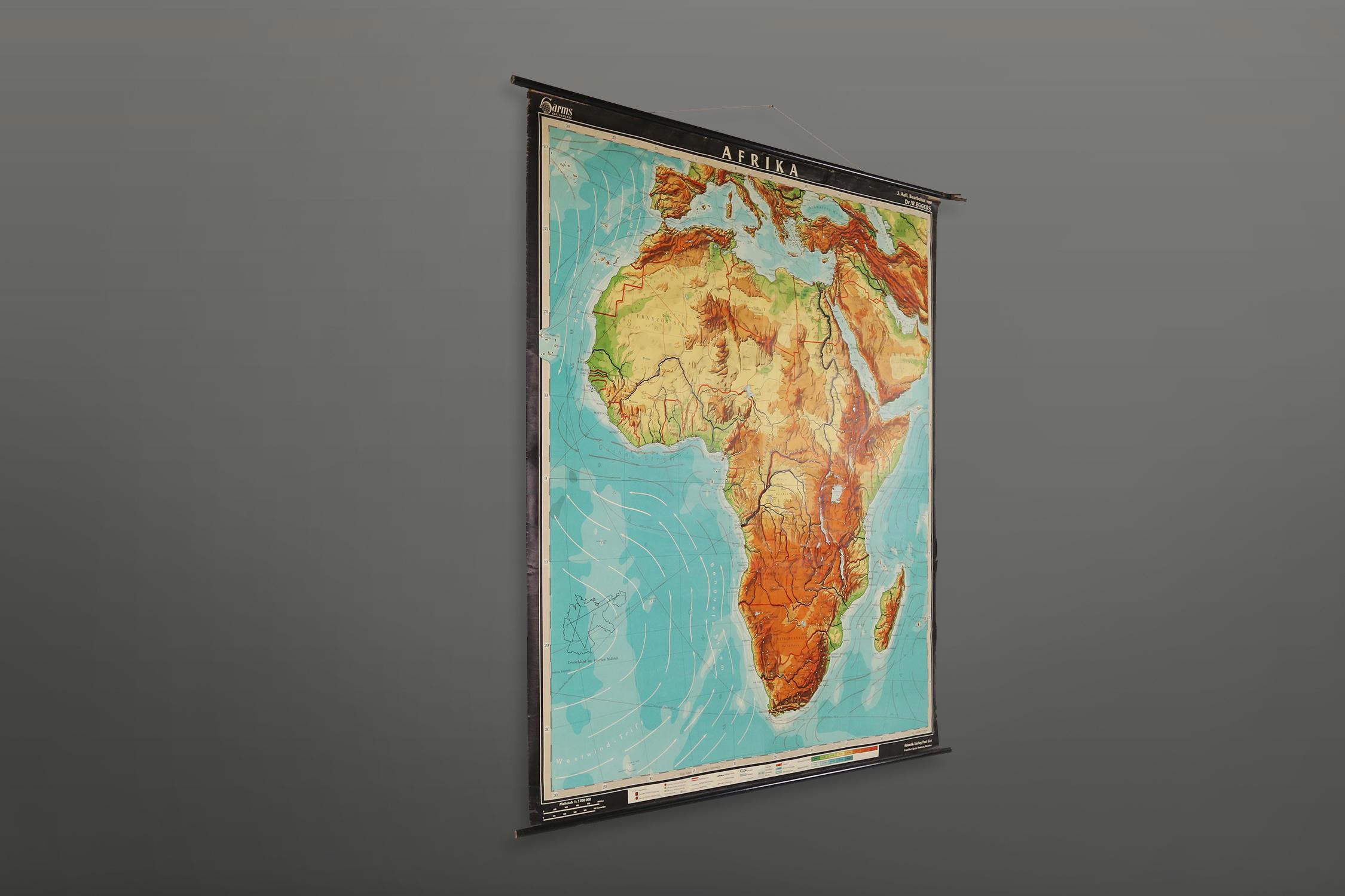 Geografische Vintage-Schulwandkarte Afrika. Das Schulposter ist in einem guten Vintage-Zustand mit Alterserscheinungen, die Sie auf den Produktbildern sehen können.