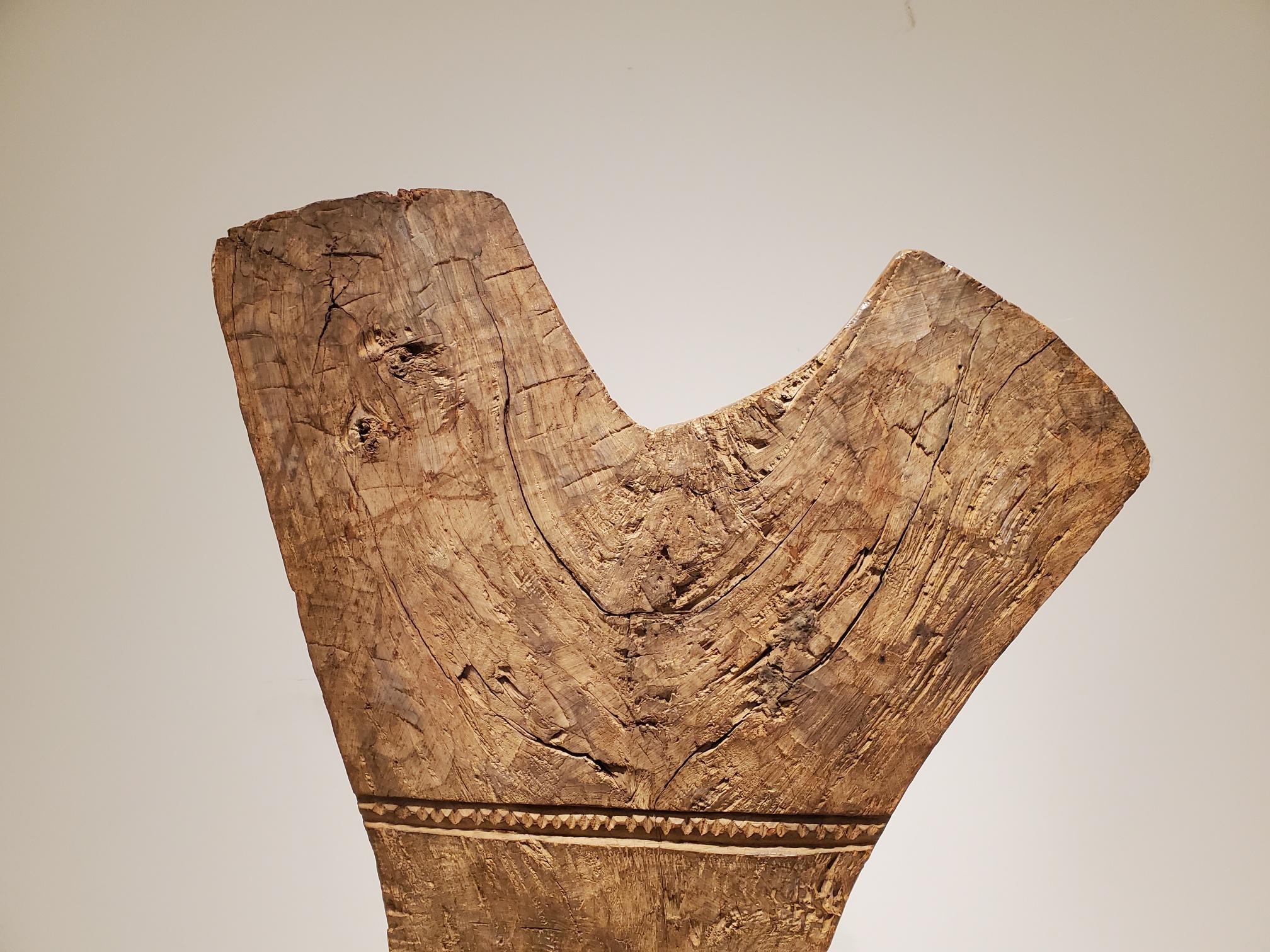 Importante et grande borne en Y Dogon antique en bois sculpté à la main, provenant du Mali, Afrique, représentant de larges seins voluptueux au-dessus d'un masque géométrique Kanaga symbolisant la création du monde, dansé lors de cérémonies