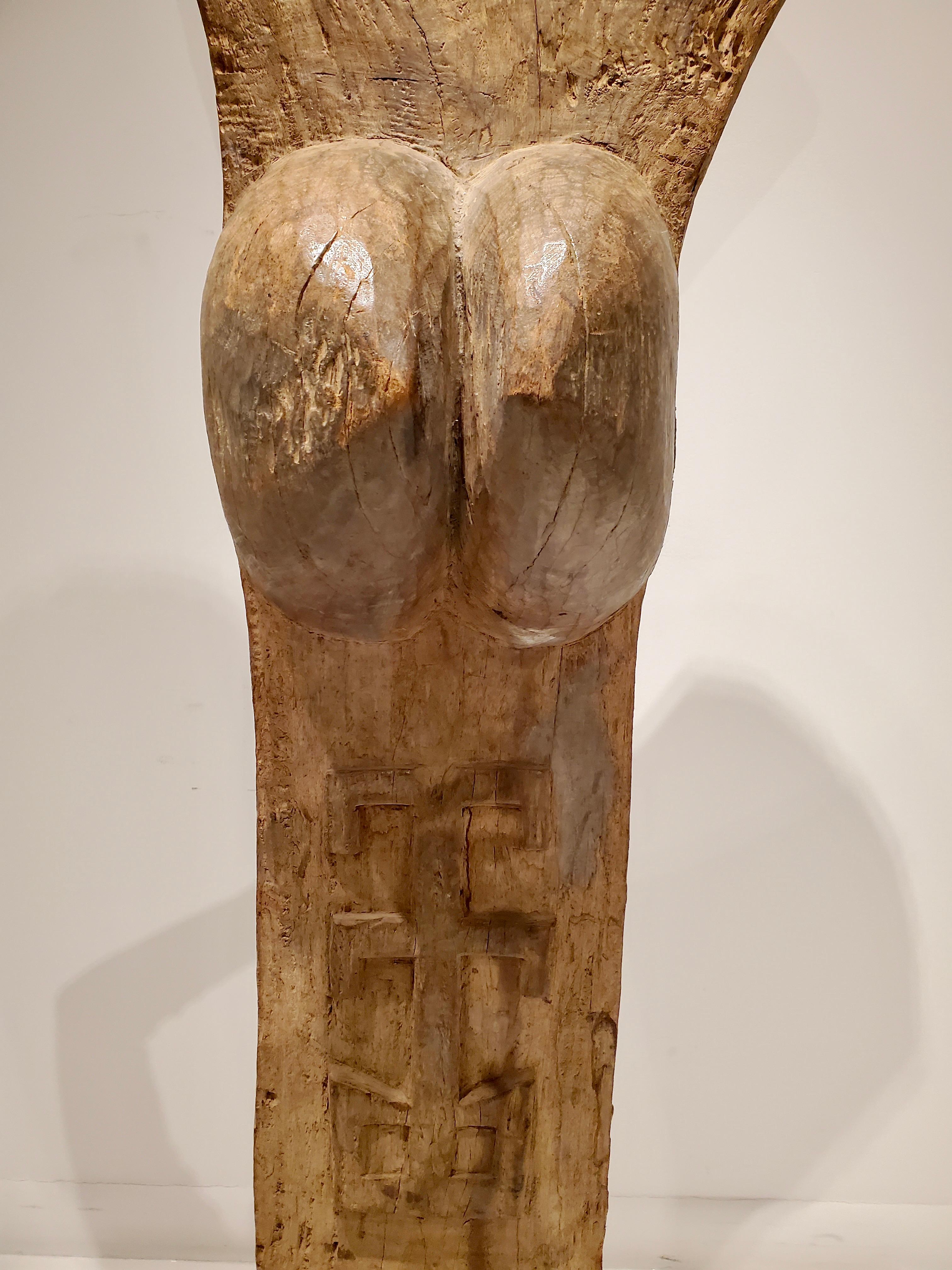 Tribal Grand poteau ou sculpture africain ancien Dogon Toguna monté en vente
