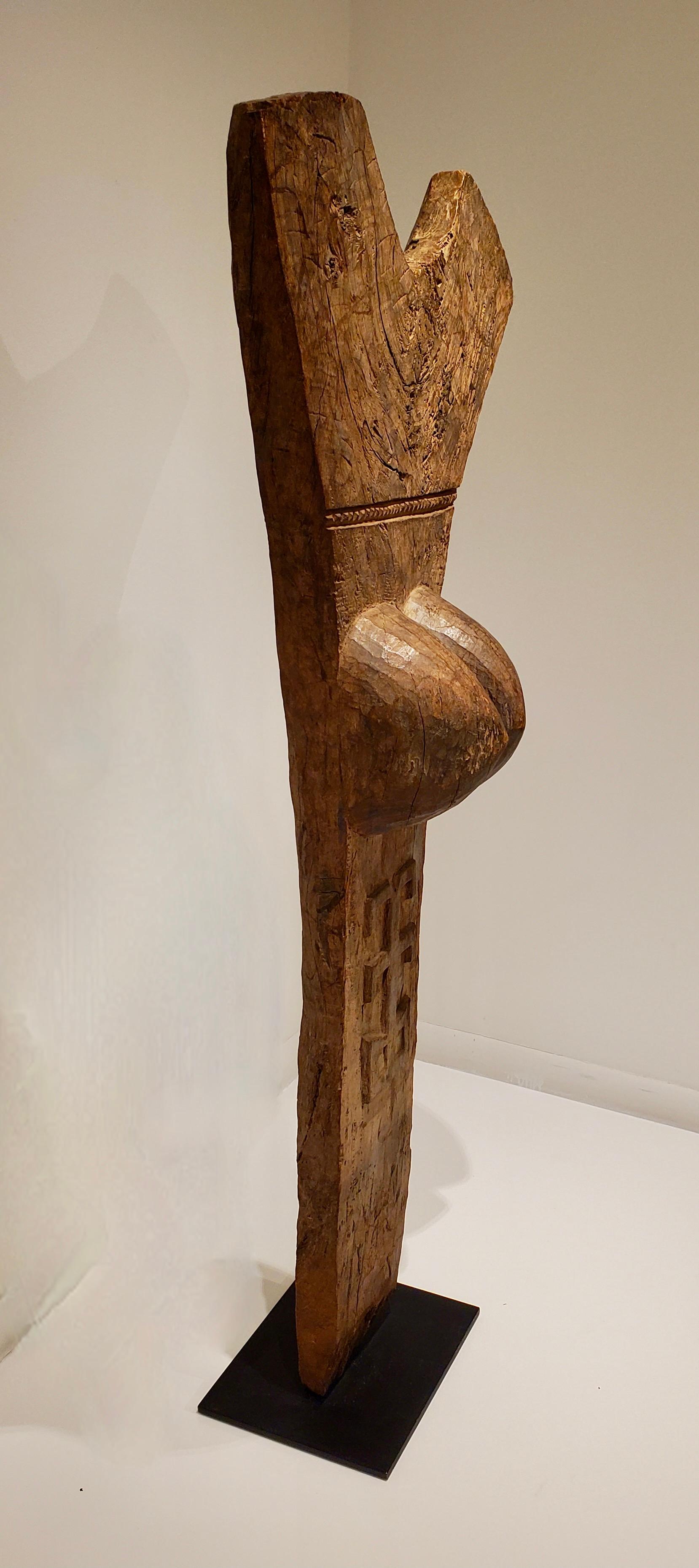Ghanéen Grand poteau ou sculpture africain ancien Dogon Toguna monté en vente
