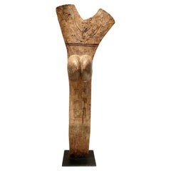 Grand poteau ou sculpture africain ancien Dogon Toguna monté