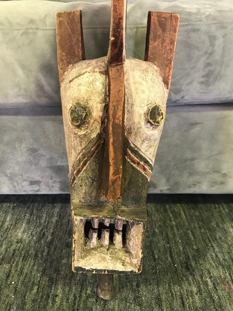Un masque merveilleusement sculpté de la tribu Gurunsi du nord du Ghana. Ce masque, qui présente des signes évidents d'usure et d'utilisation, a probablement été fabriqué pour être porté lors d'une cérémonie de divination. Il provient de la