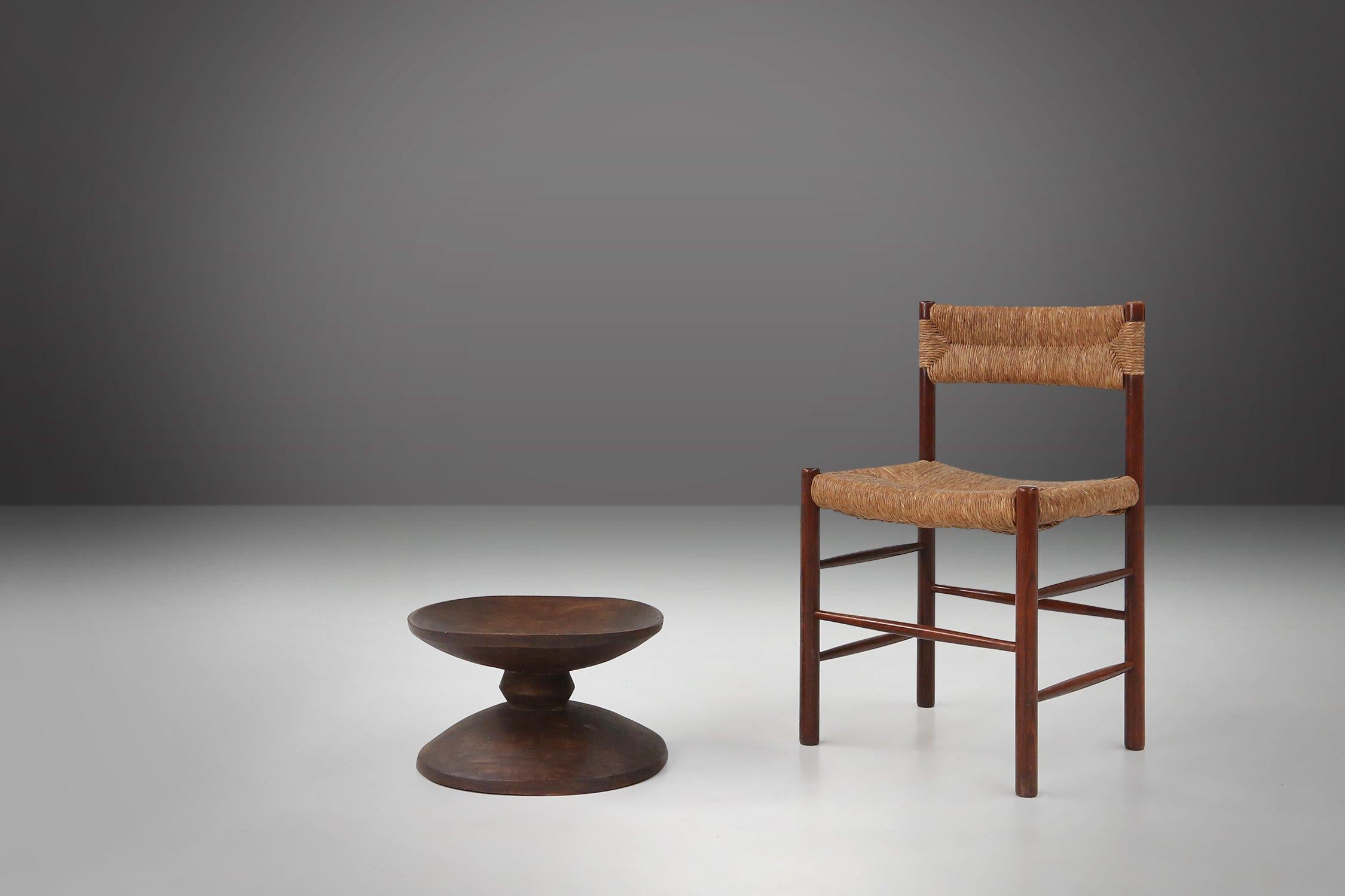 1950 / Cuenco tronco africano / Mitad de siglo / vintage / diseño  

Atractivo cuenco grande de roble africano en forma de diábolo, fabricado hacia 1950. Hecho a mano a partir de un tronco de árbol macizo, este cuenco es único en su especie, con sus