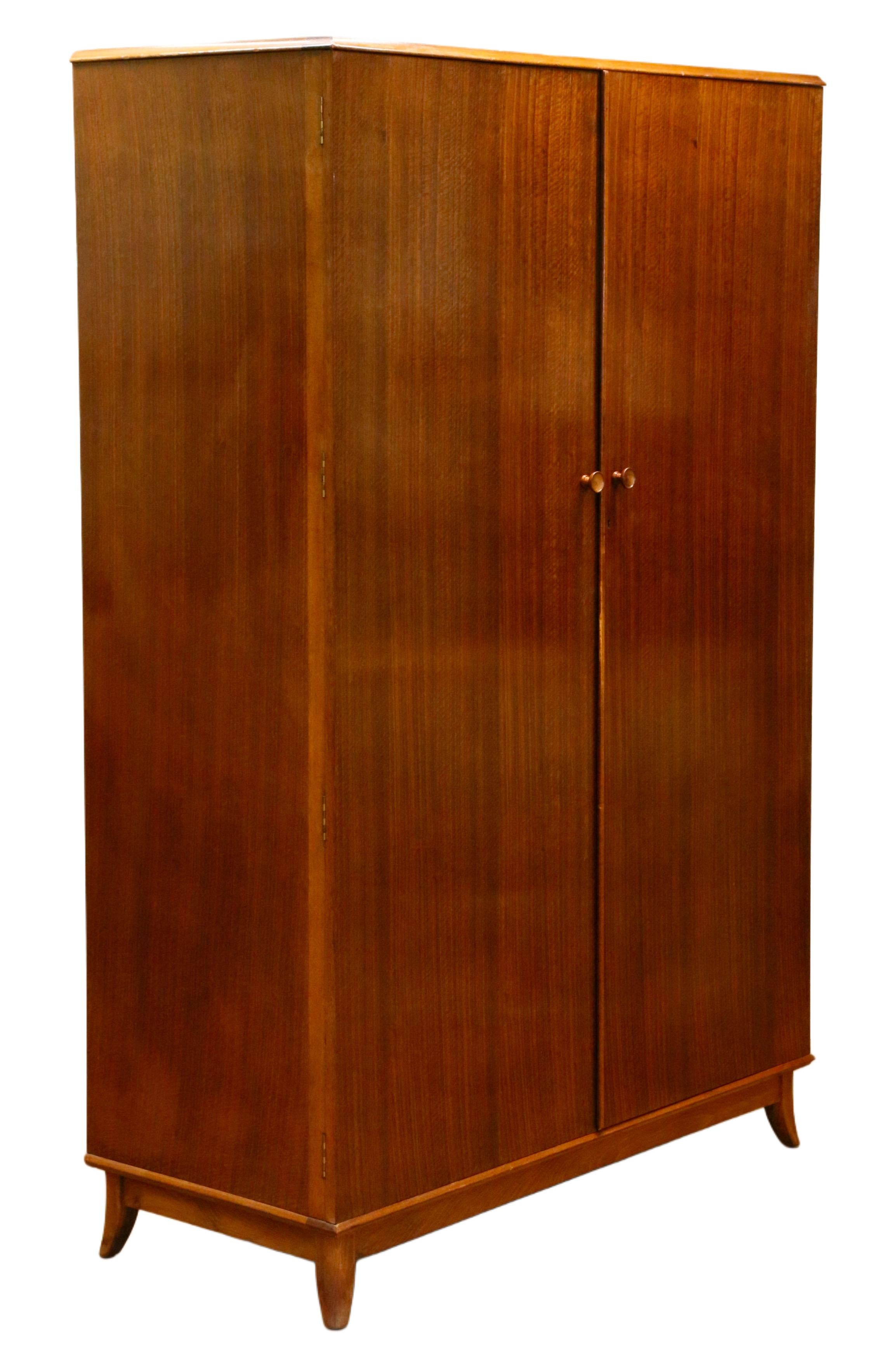 Armario doble Afromosia de Robson & Sons Ltd de Newcastle Upon Tyne - Diseño británico de mediados del siglo XX

Descubre un pedazo de la historia del mobiliario británico con este elegante armario doble Afromosia de Robson & Sons Ltd de Newcastle