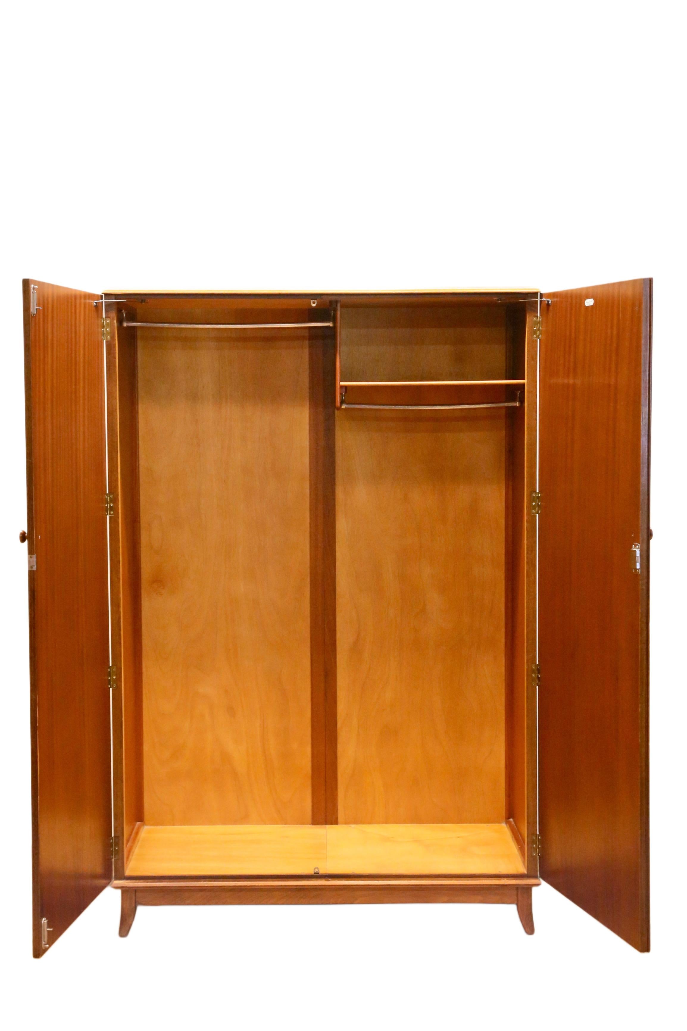 Armario doble grande Afromosia de Robson & Sons Ltd de Newcastle Upon Tyne Moderno de mediados de siglo en venta