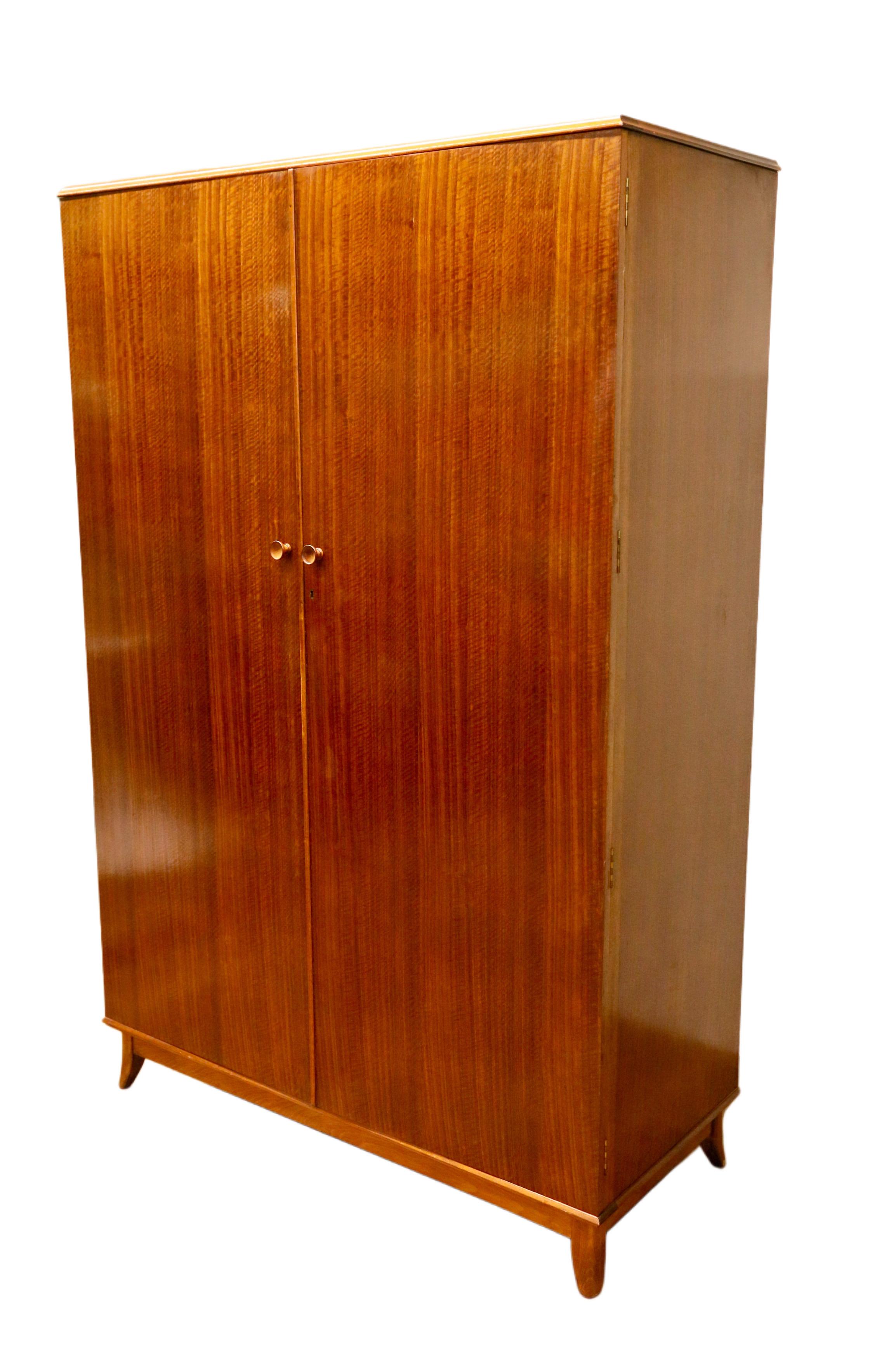 Armario doble grande Afromosia de Robson & Sons Ltd de Newcastle Upon Tyne Británico en venta