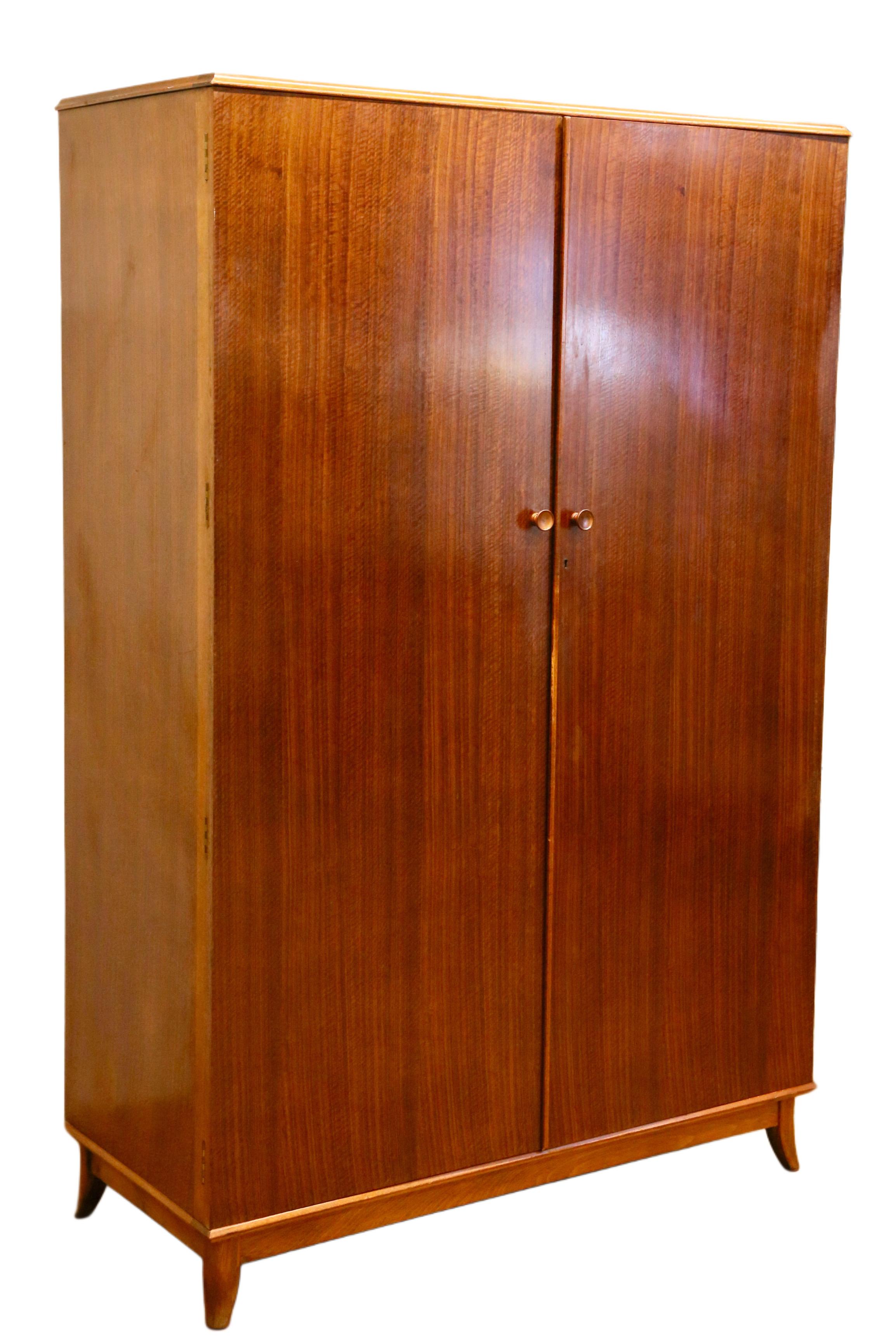 Armario doble grande Afromosia de Robson & Sons Ltd de Newcastle Upon Tyne Barnizado en venta