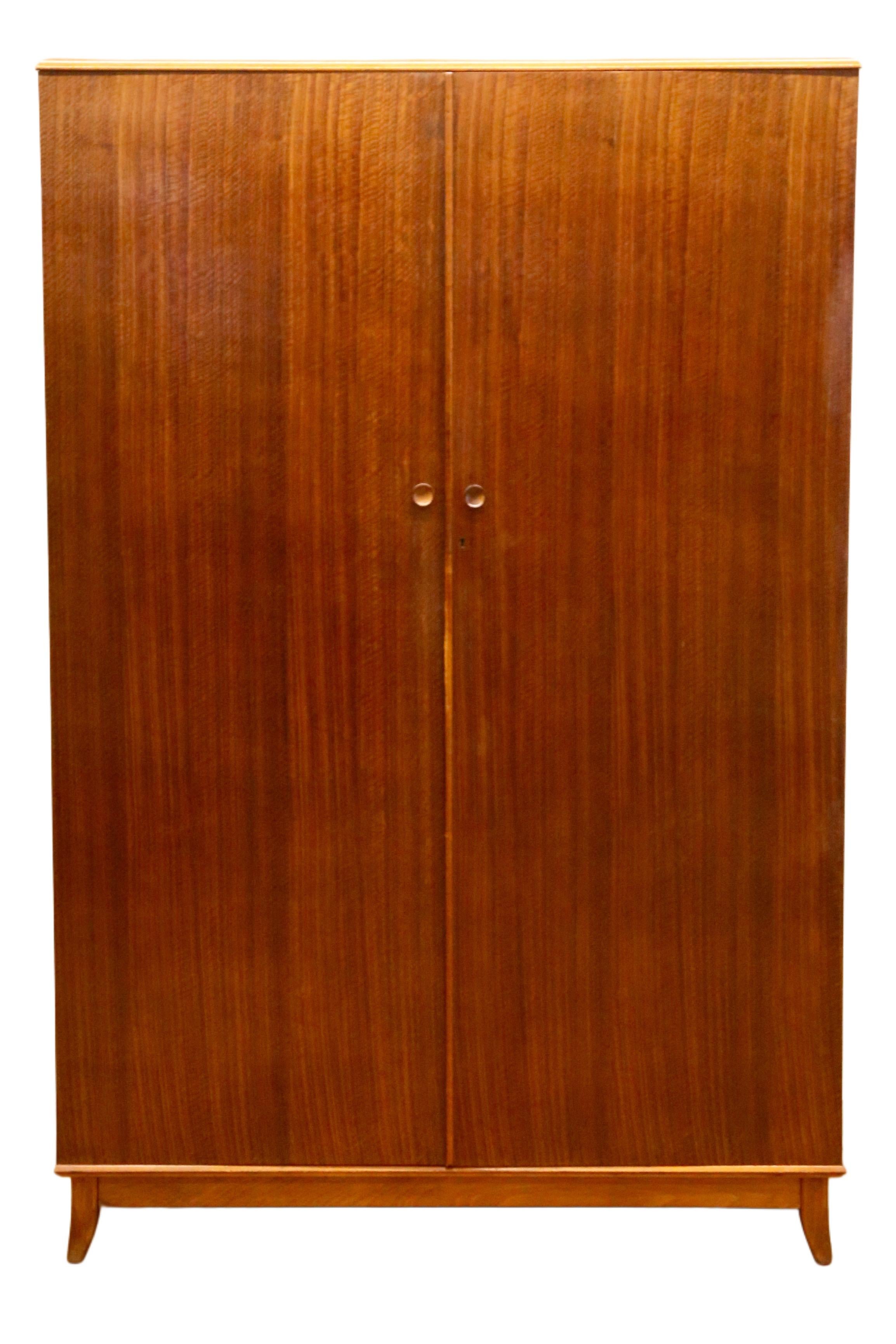 Armario doble grande Afromosia de Robson & Sons Ltd de Newcastle Upon Tyne Teca en venta