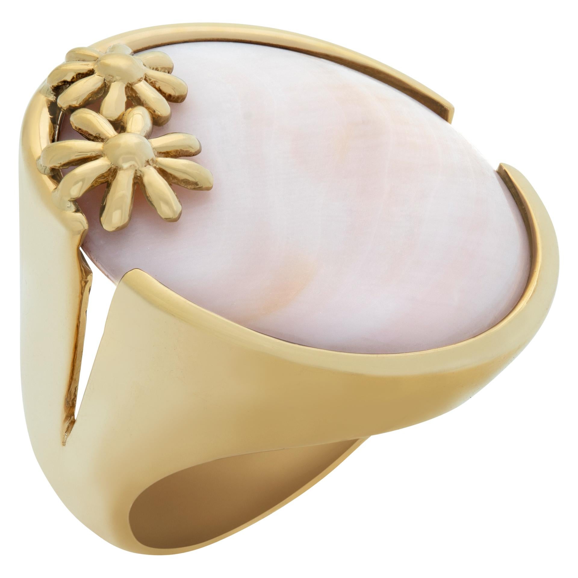 Large Agate stone ring set in yellow gold. In Excellent Condition For Sale In Surfside, FL