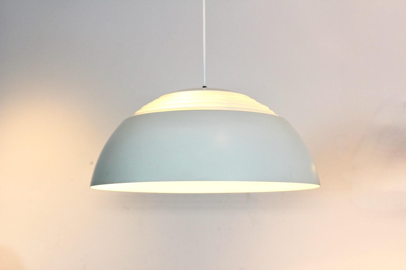 Large AJ Royal Pendants in White by Arne Jacobsen for Louis Poulsen In Good Condition In Voorburg, NL