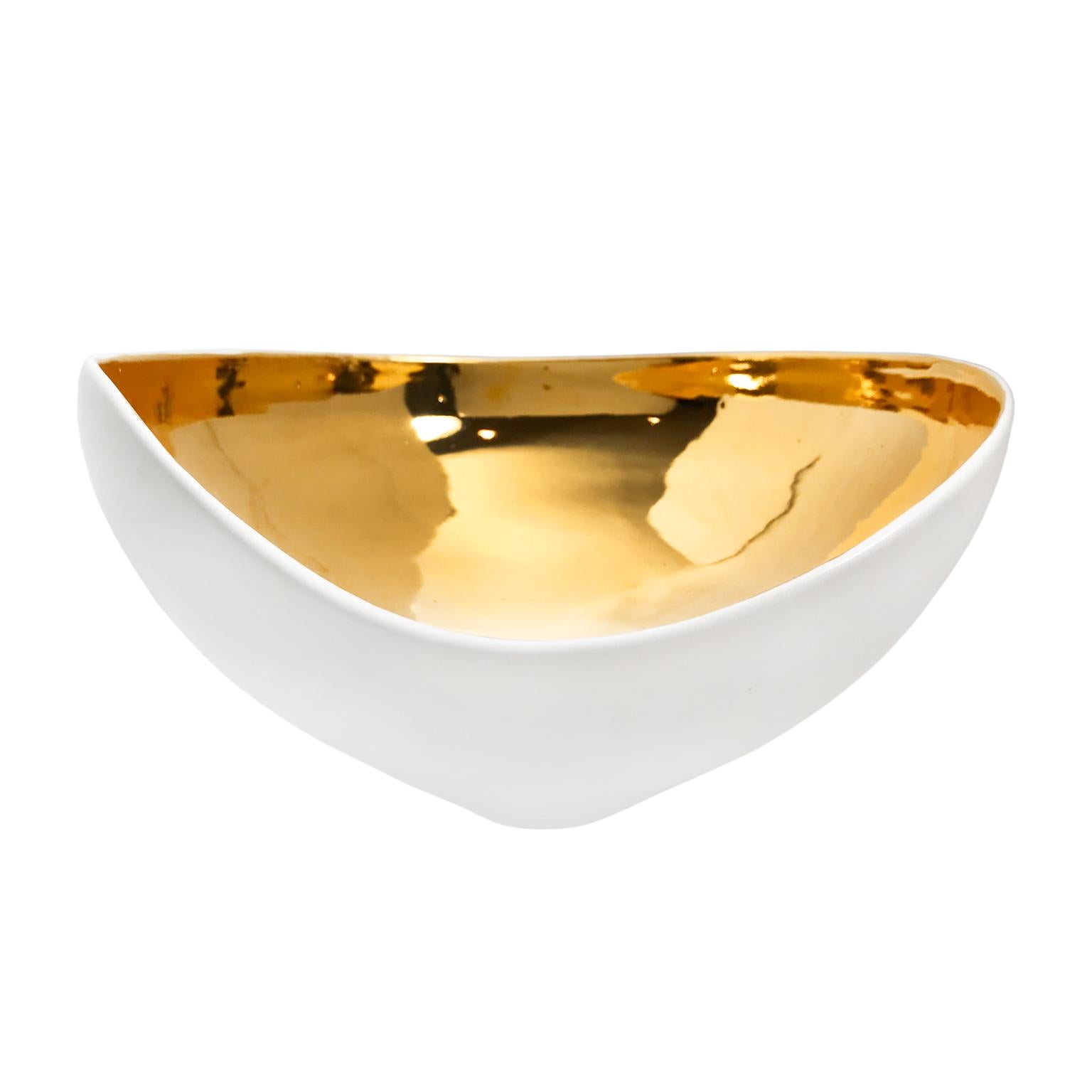 Large Alabaster and 22-Karat Gold Glaze Asymmetrical Ceramic Bowl, Sandi Fellman In New Condition In New York, NY