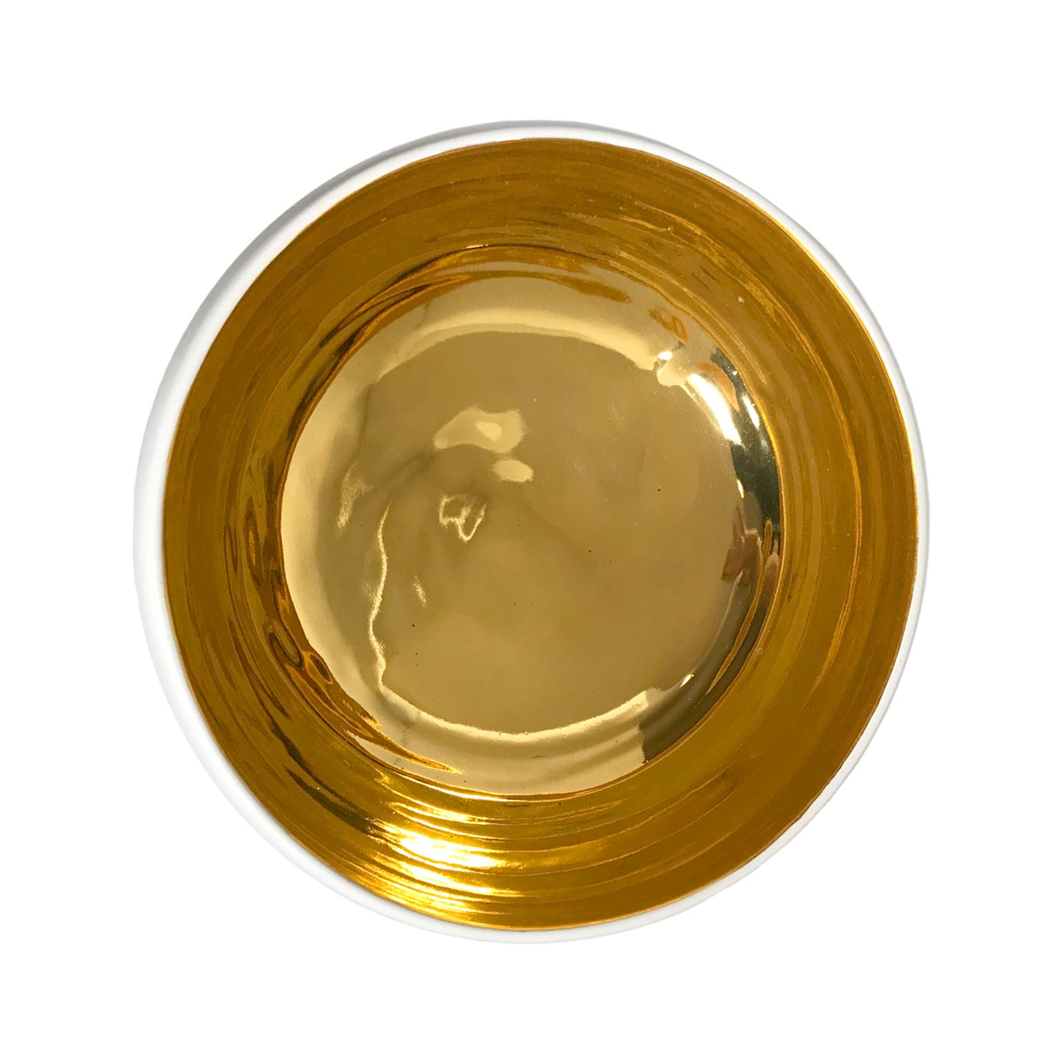 Large Alabaster and 22-Karat Gold Glaze Curved Ceramic Bowl by Sandi Fellman (amerikanisch) im Angebot