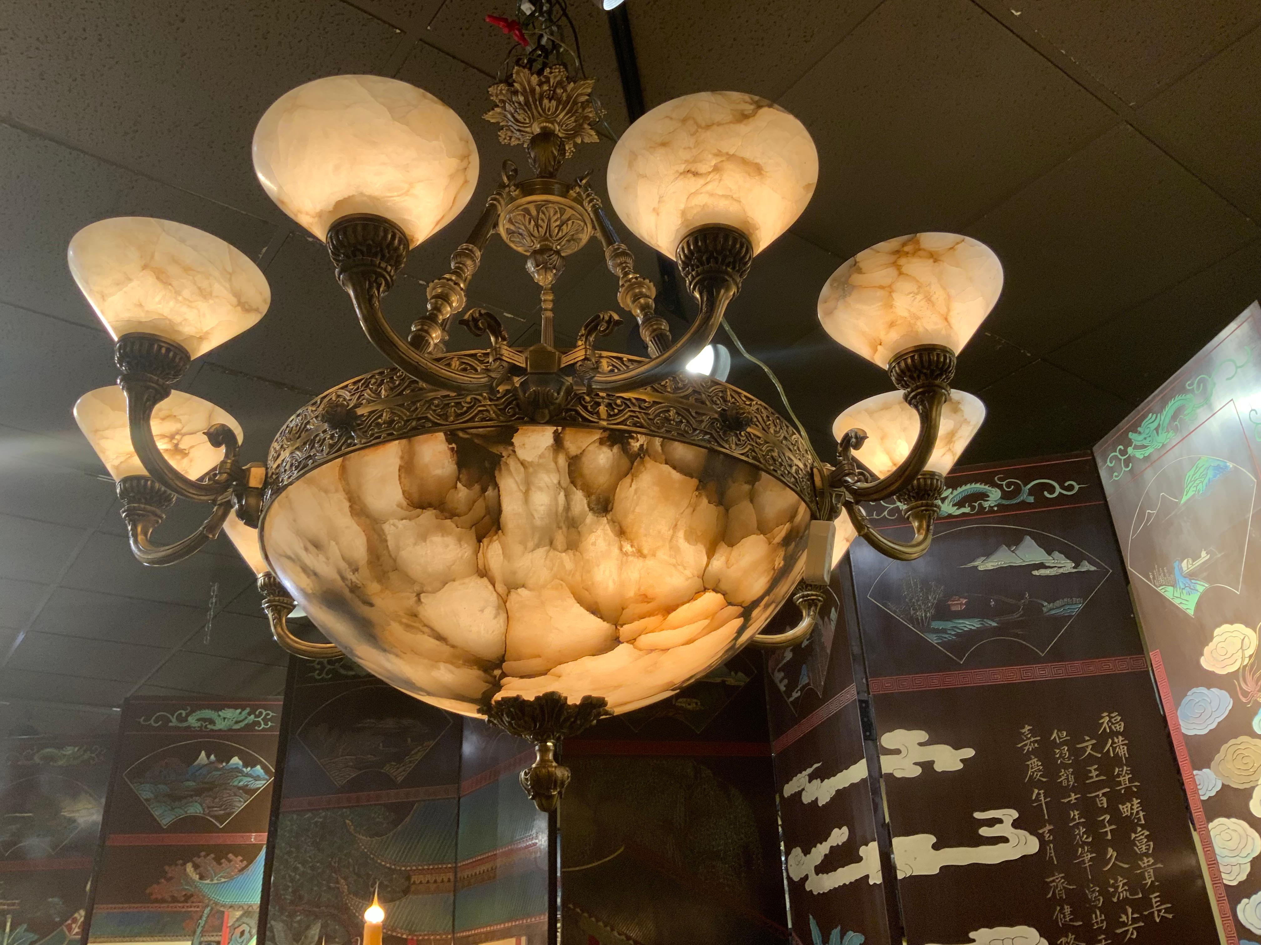 Gran araña de alabastro y bronce con 15 luces Argentino en venta