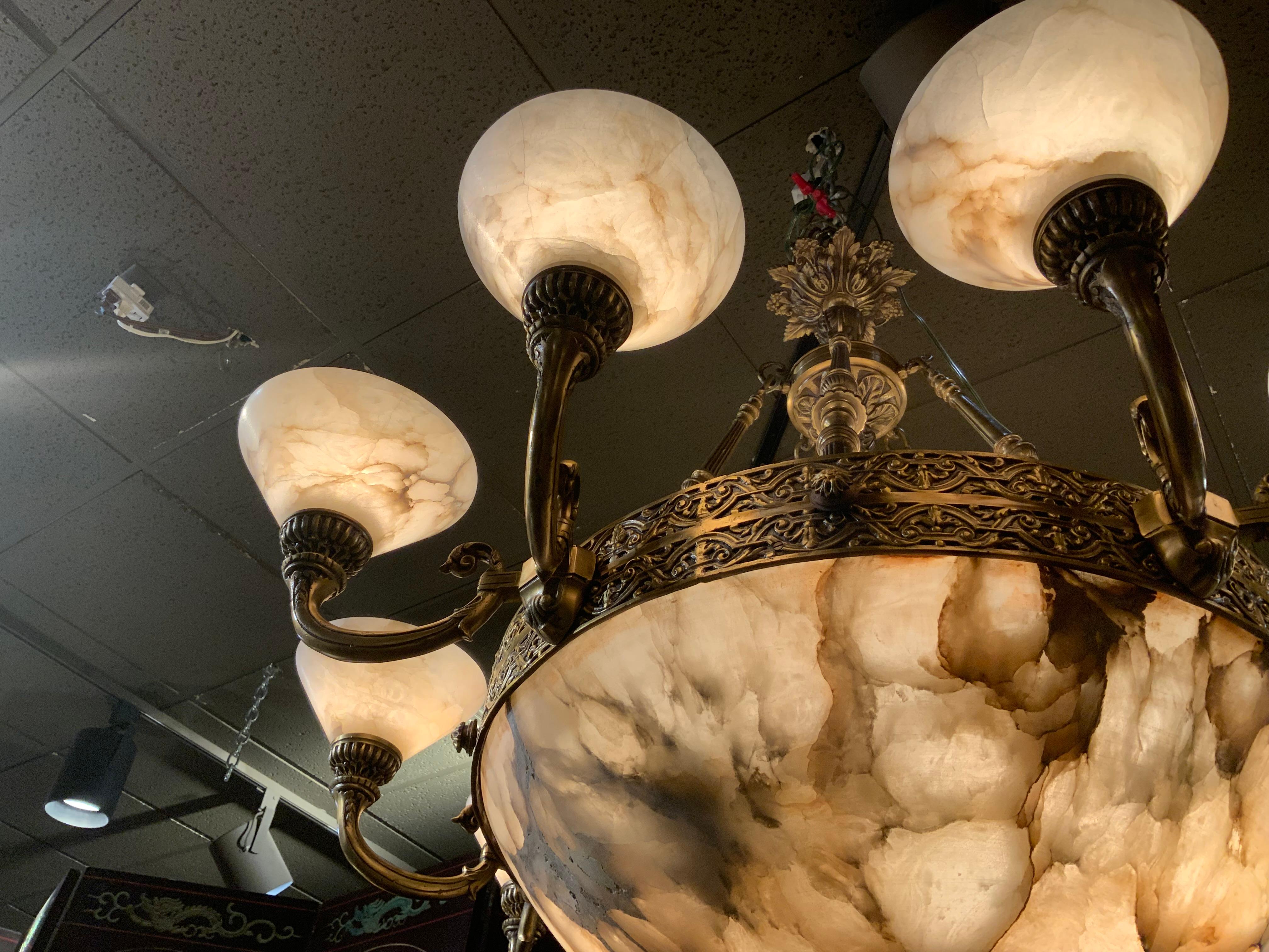 Gran araña de alabastro y bronce con 15 luces en Excelente estado para la venta en Houston, TX