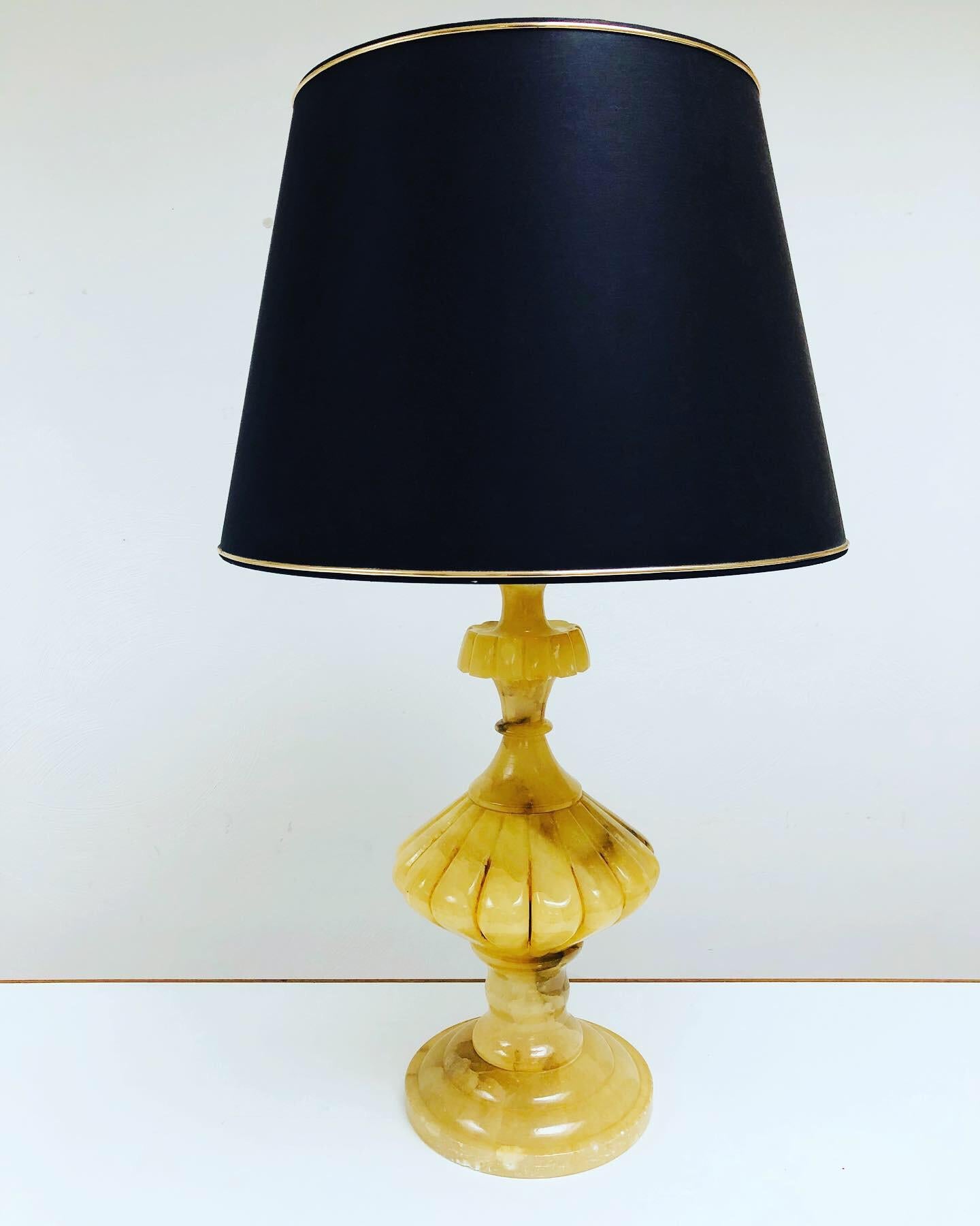 Sculpté à la main Grande lampe de table de style baroque en albâtre, années 1940 en vente