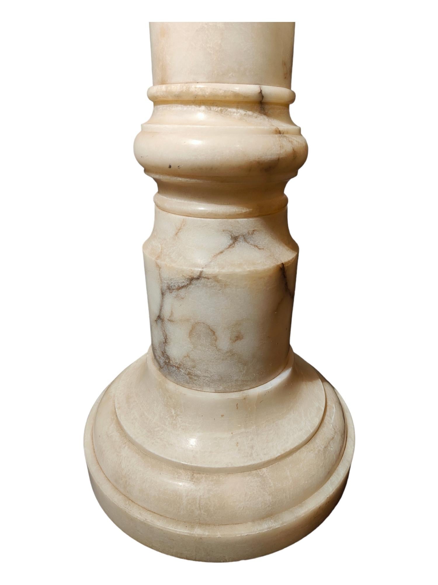 Großer Alabasterkrug und beleuchteter Sockel (20. Jahrhundert) im Angebot