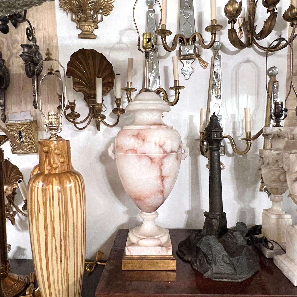 Une seule grande lampe de table en albâtre italien sculpté, datant des années 1930, avec des veines brunes et une base dorée.

Mesures :
Hauteur du corps : 25