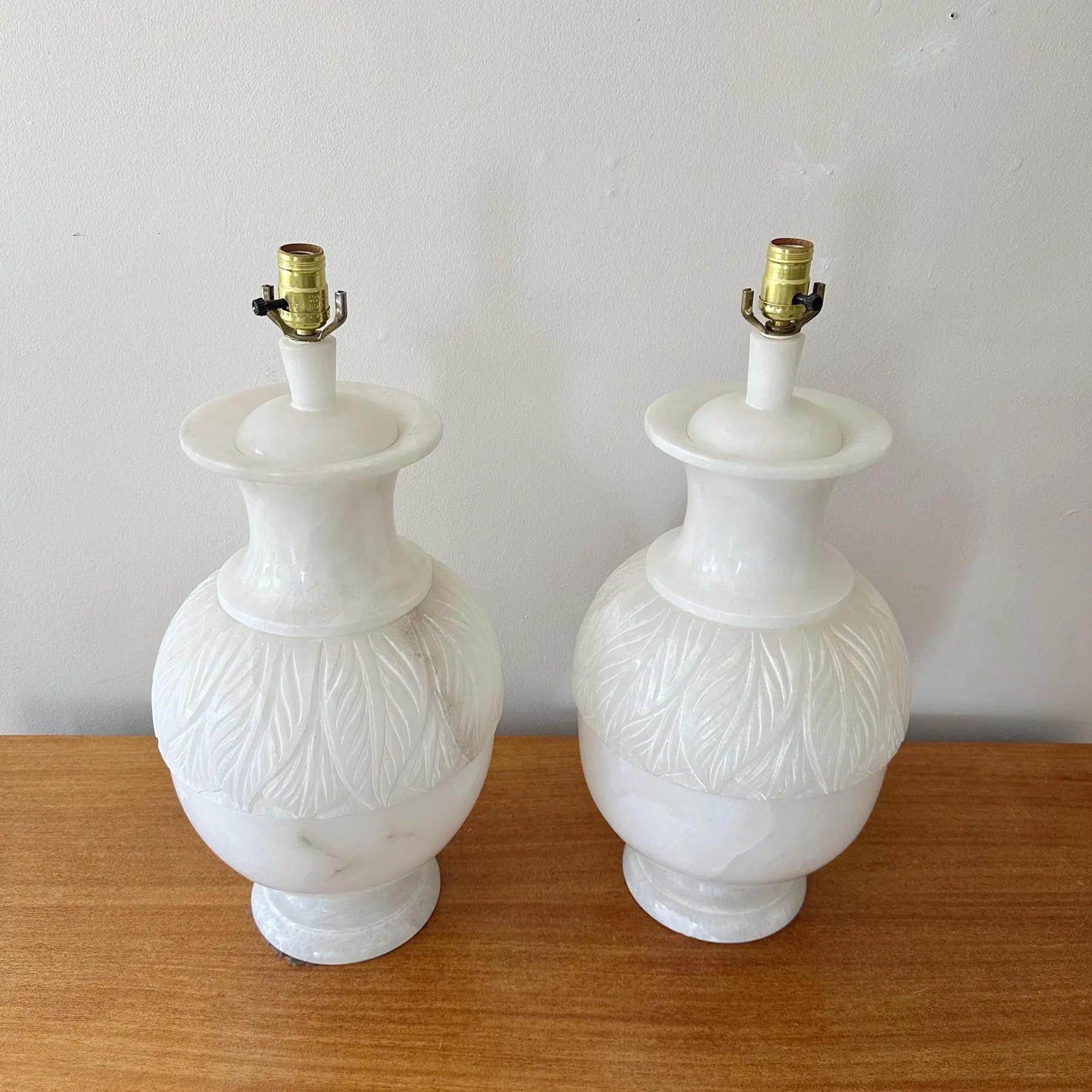 Mid-Century Modern Grandes lampes de table en albâtre avec sculpture de feuilles, italiennes, années 1970 en vente