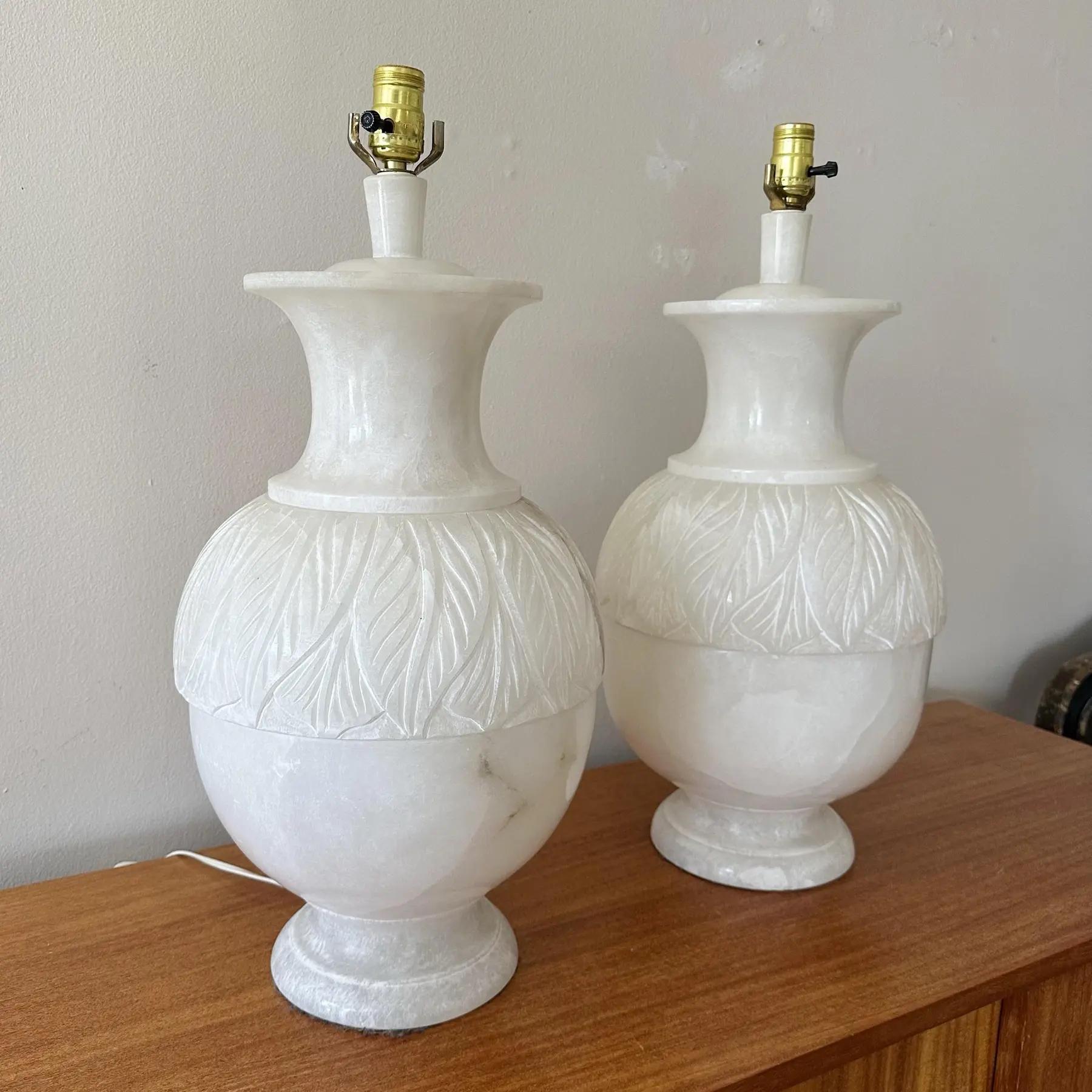 Grandes lampes de table en albâtre avec sculpture de feuilles, italiennes, années 1970 Bon état - En vente à West Palm Beach, FL