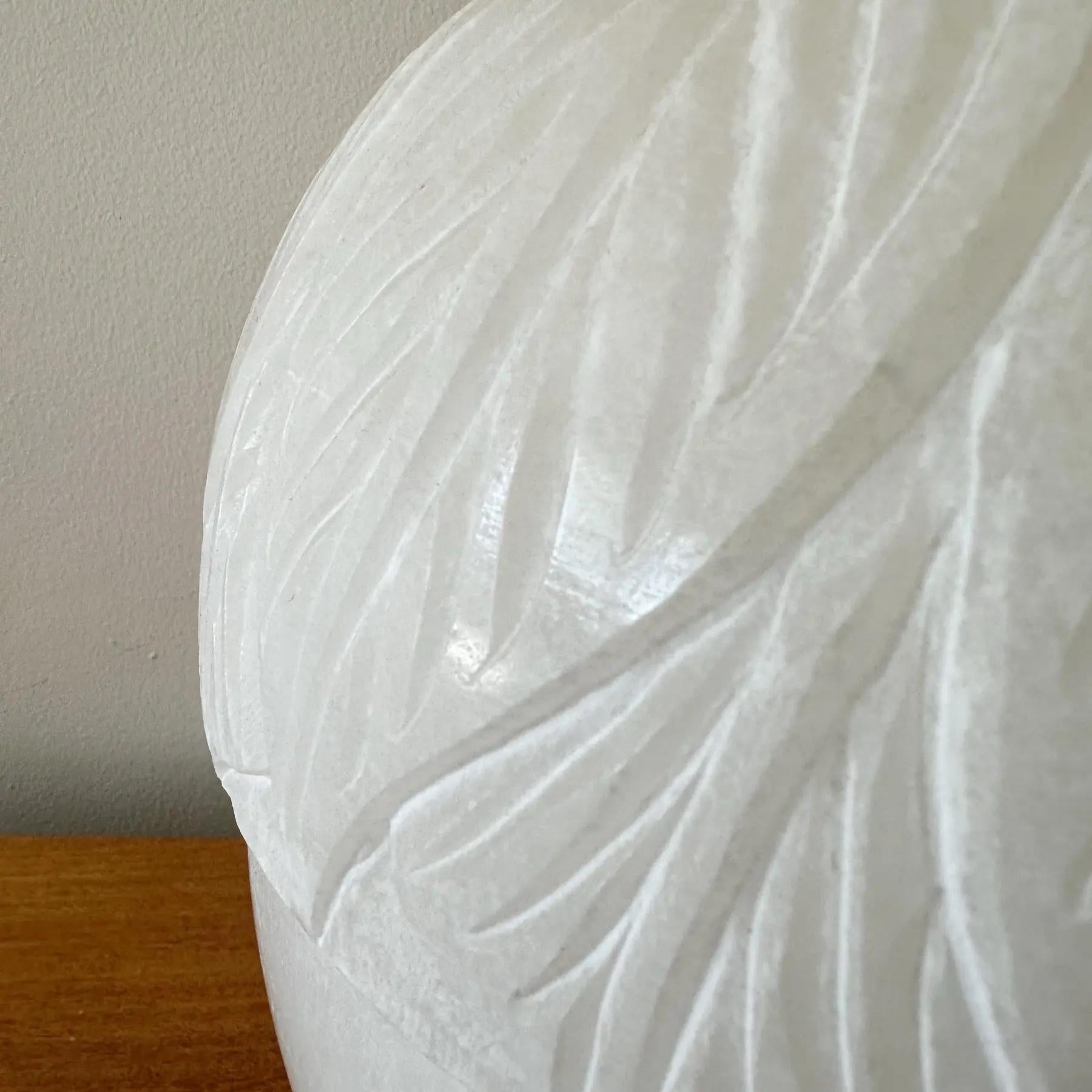 Fin du 20e siècle Grandes lampes de table en albâtre avec sculpture de feuilles, italiennes, années 1970 en vente