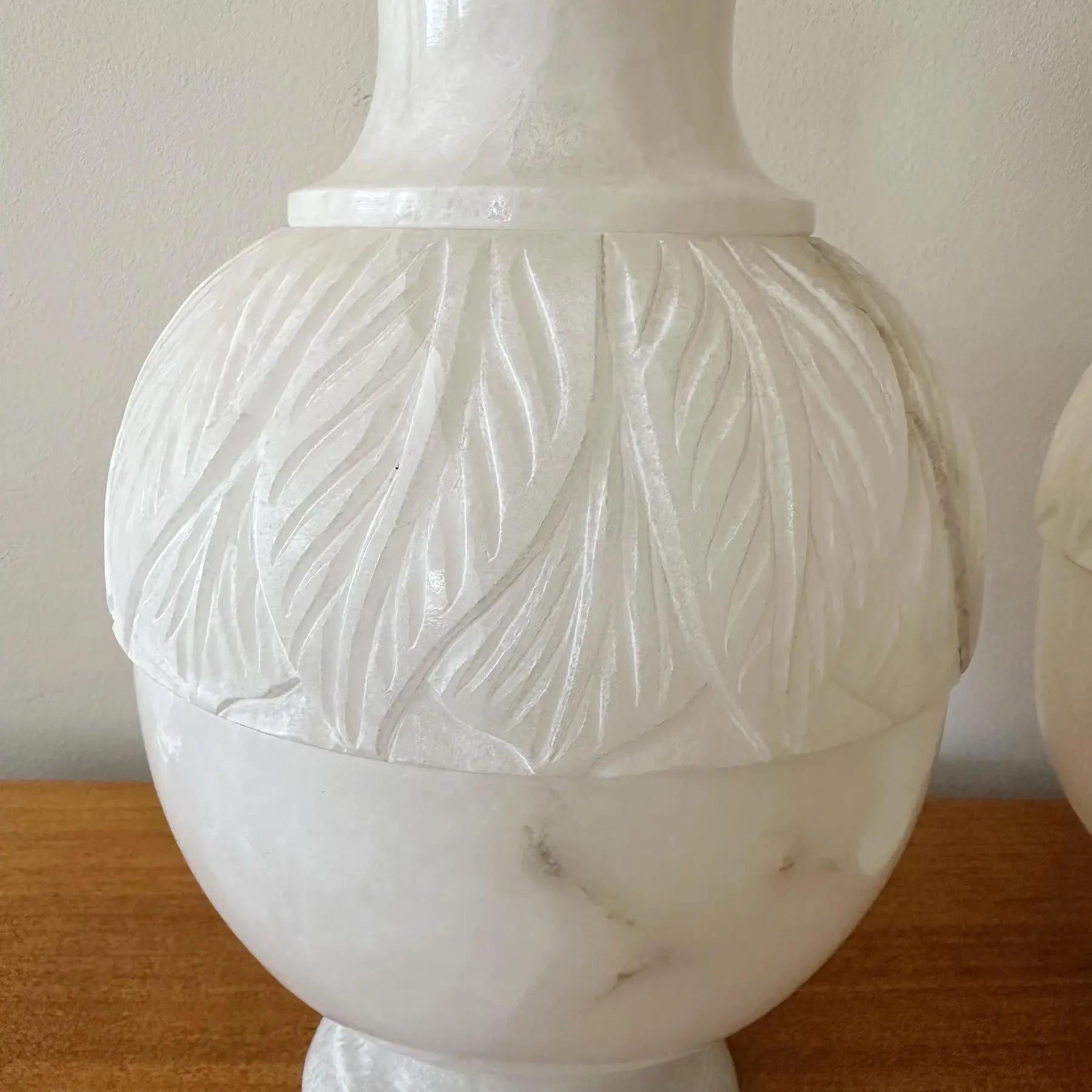 Albâtre Grandes lampes de table en albâtre avec sculpture de feuilles, italiennes, années 1970 en vente