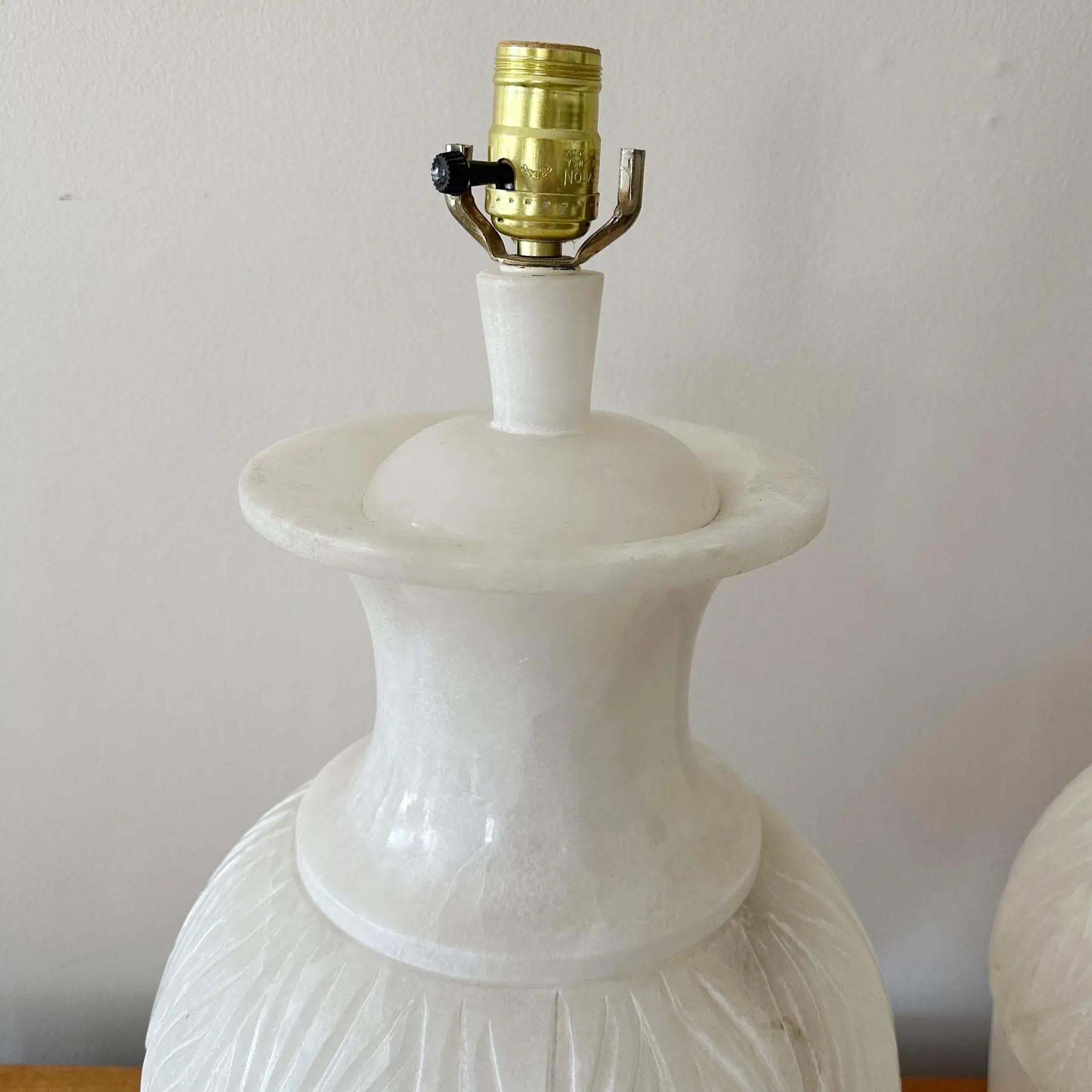 Grandes lampes de table en albâtre avec sculpture de feuilles, italiennes, années 1970 en vente 1