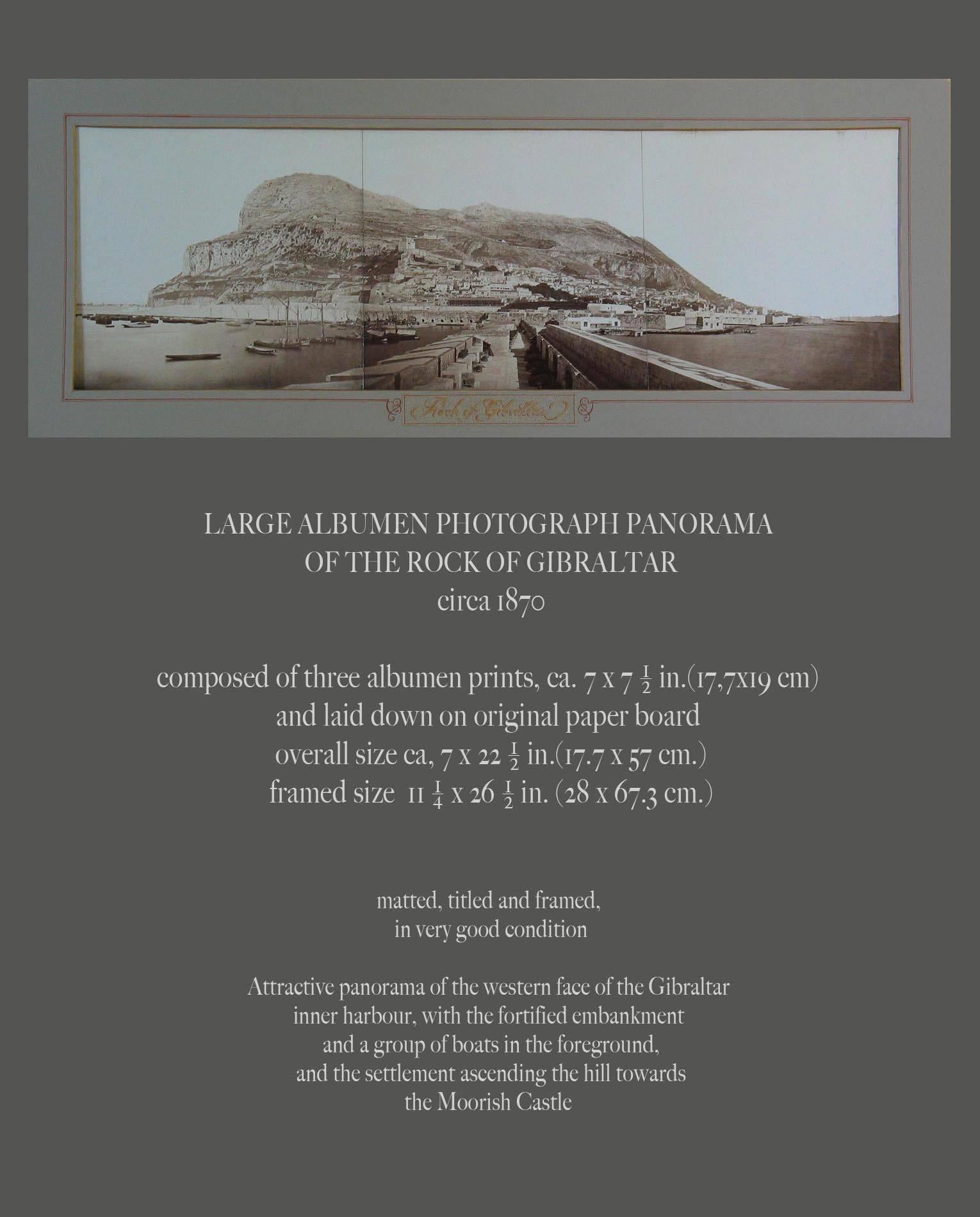 Grande photographie sur papier albuminé Panorama du rocher de Gibraltar, vers 1870,
Composé de trois tirages à l'albumine, d'environ 7 pouces x 7 1/2 pouces chacun, et posé sur du carton d'origine, taille totale 7 pouces x 22 1/2 pouces, taille