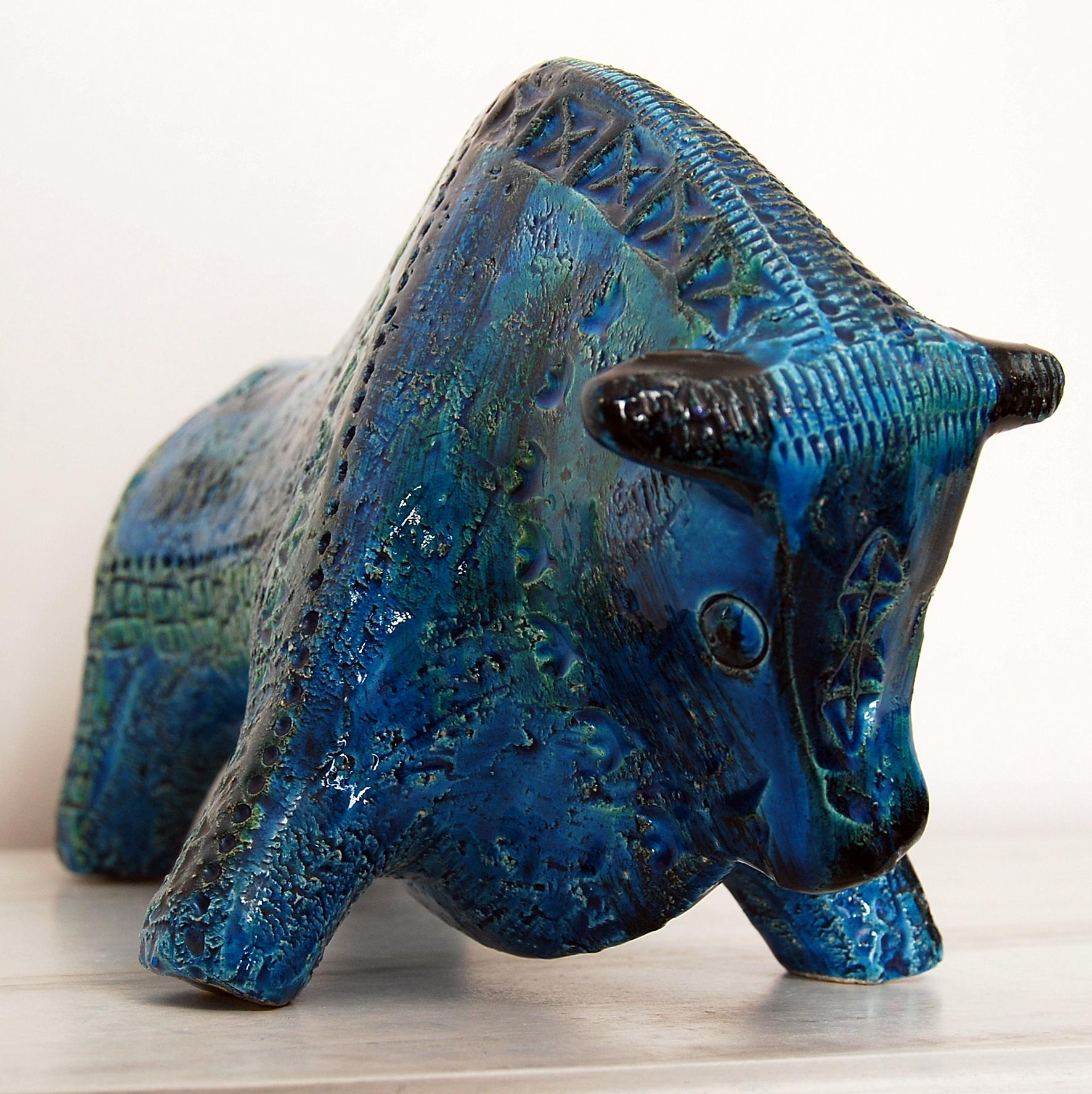 This artwork is from the Rimini Blue series. Casted in white clay with various patterns engraved by hand on raw clay under the glossy blue crystalline glaze. This bull is in excellent vintage condition.


 