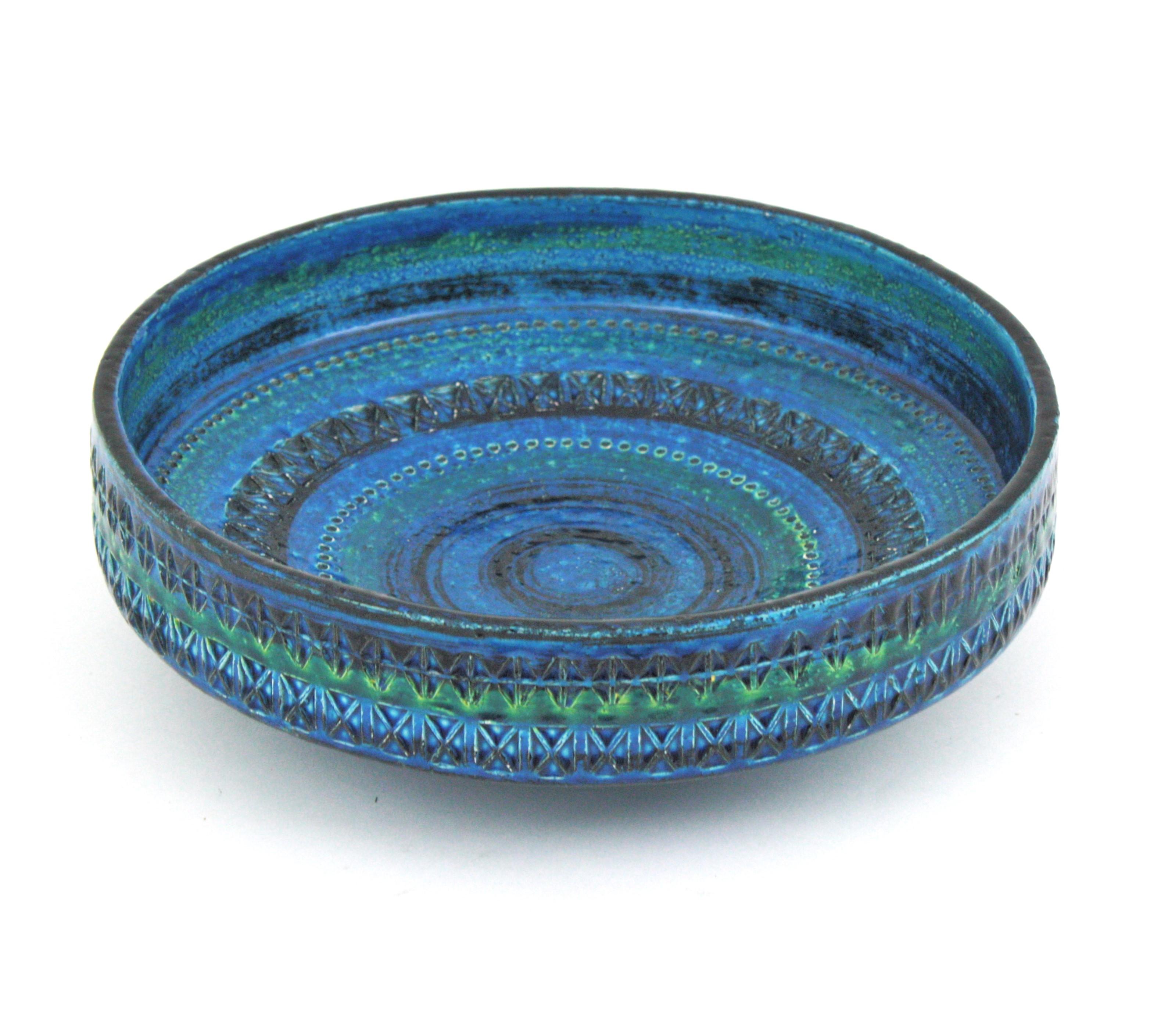 Italian midcentury Aldo Londi Bitossi Rimini blue ceramic centerpiece bowl, Italy, 1950-1960s.
Unusual large scale 14,17 in diameter Mid-Century Modern blue glazed ceramic (Rimini Blu) round footed bowl / centerpiece.
Designed by Aldo Londi and