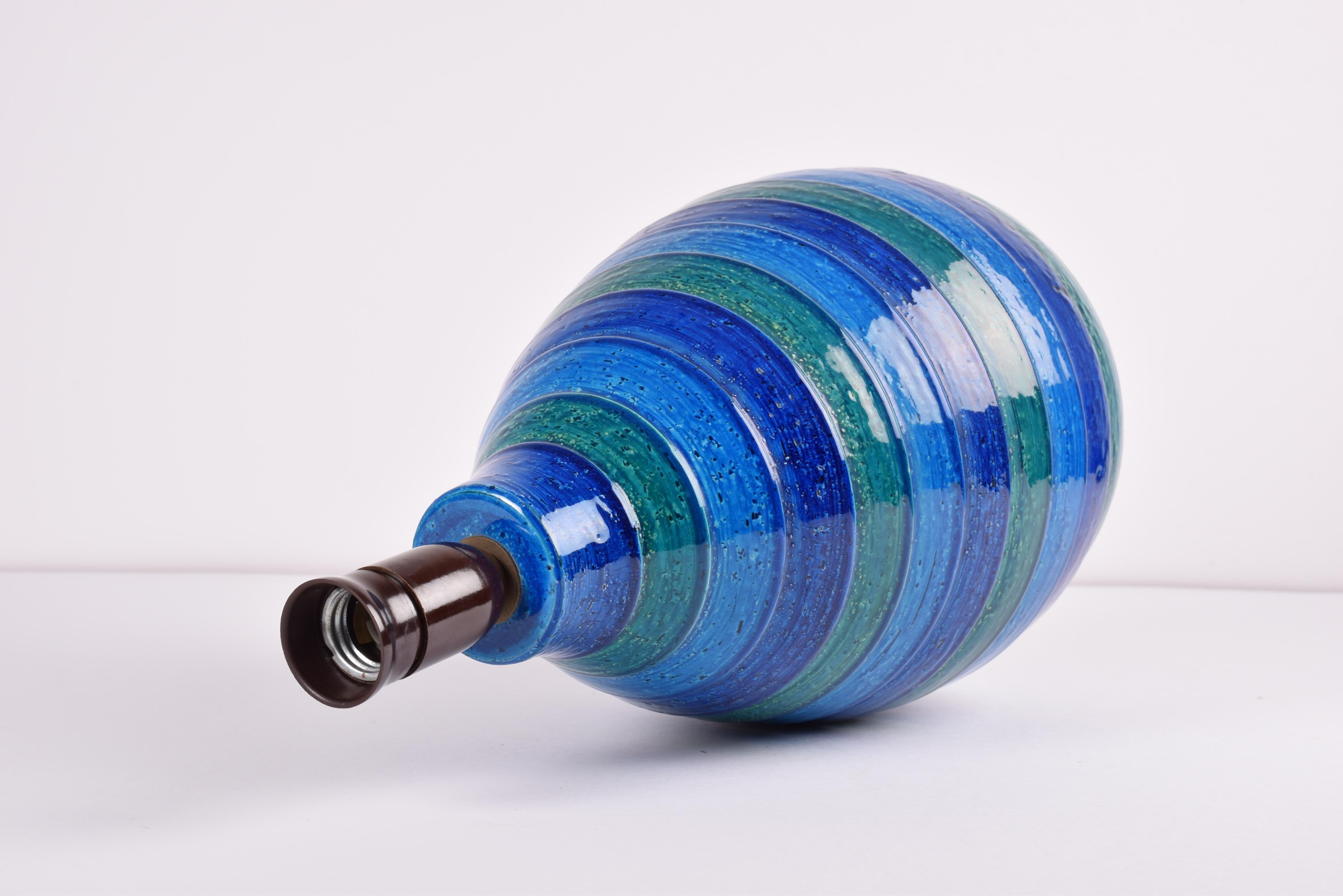 Metà XX secolo Grande lampada da tavolo Aldo Londi per Bitossi, ceramica italiana anni '60 a strisce verdi e blu in vendita