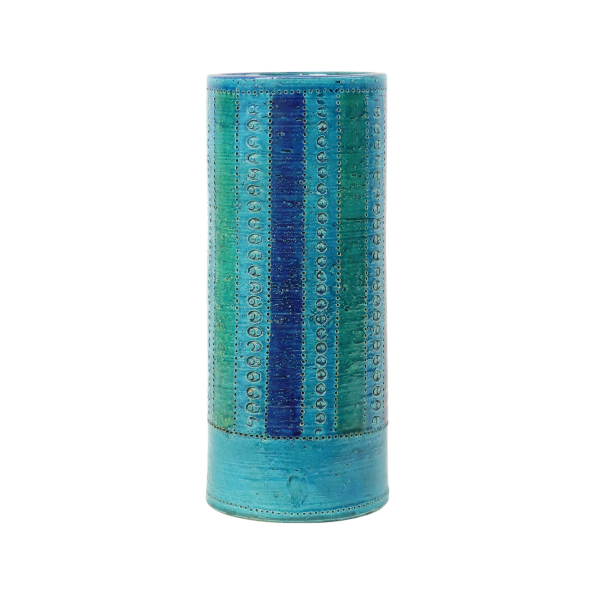 Très beau et inhabituel vase cylindrique vintage en céramique avec glaçure craquelée bleue, conçu par Aldo Londi pour Bitossi, vers les années 1960, marqué B37/30 Italie en bas. Habituellement, les lignes de ces vases sont horizontales. Dans ce