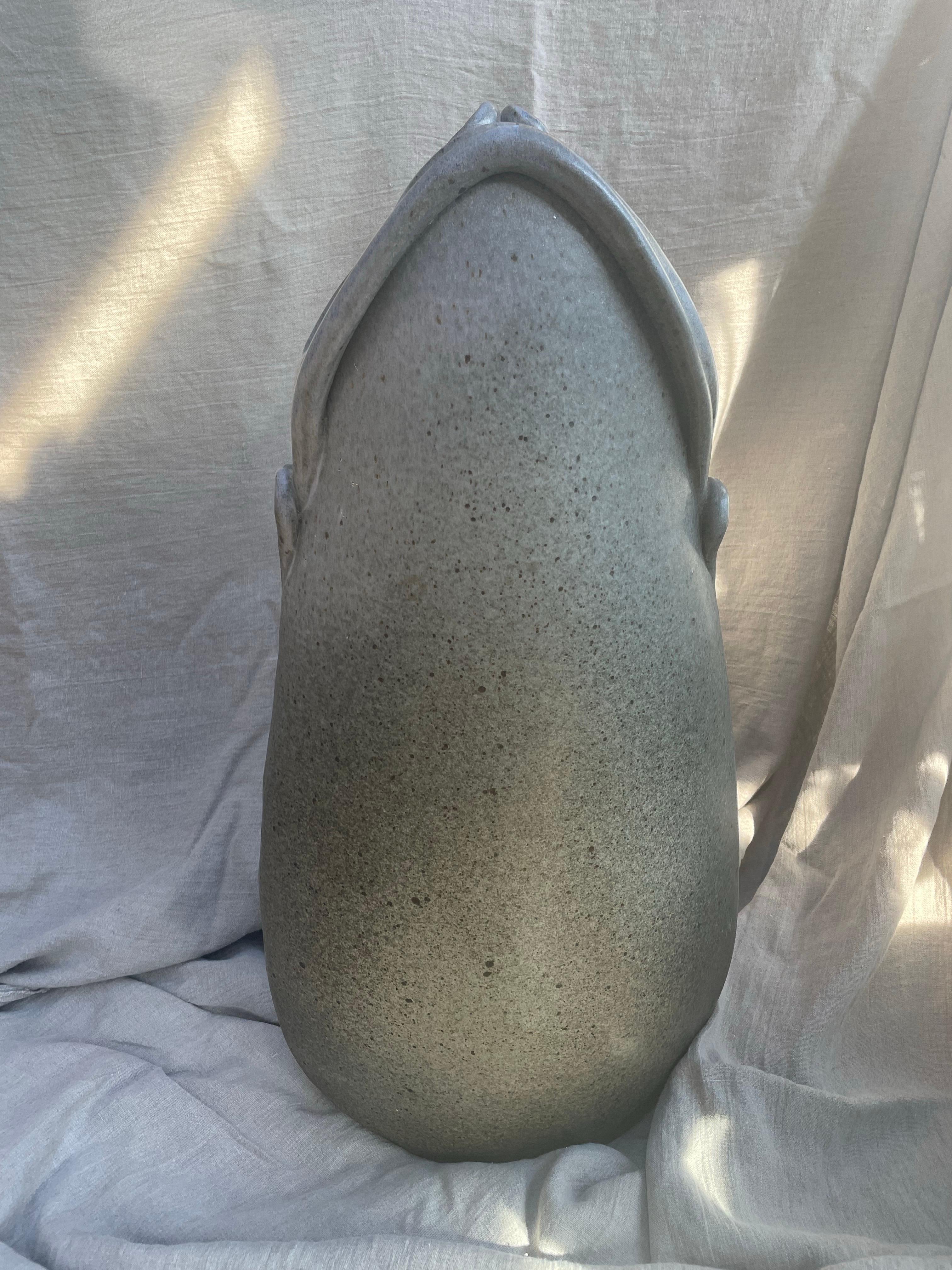 Questo è un vaso mastodontico. Questo sorprendente vaso scultoreo in gres del ceramista contemporaneo Aleph Hammer dimostra la maestria dell'artista nella ricerca della forma organica e dell'equilibrio architettonico. Il monumentale vaso si erge in