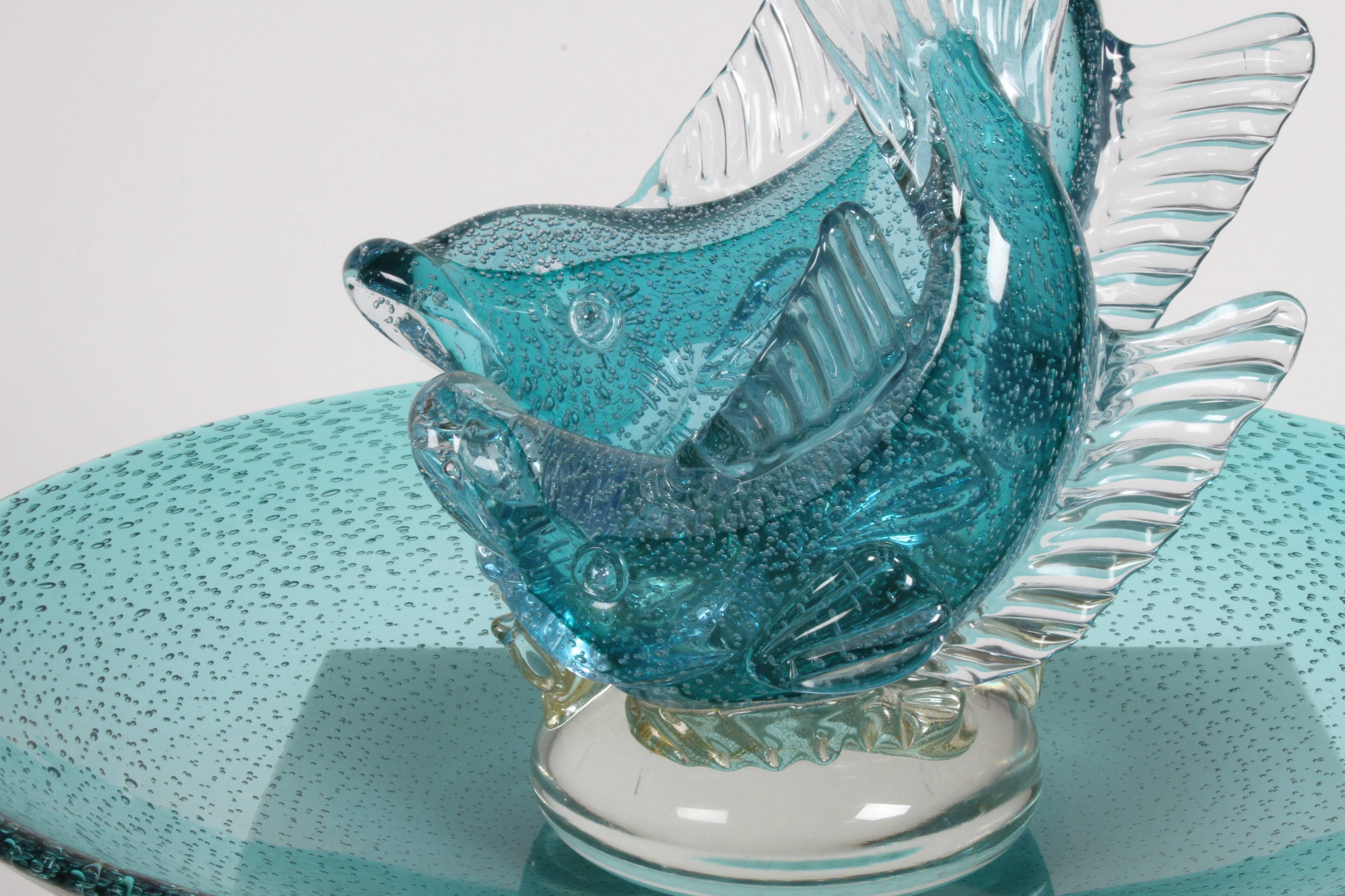 Milieu du XXe siècle Grand plat central en verre italien représentant deux poissons, Alfredo Barbini en vente