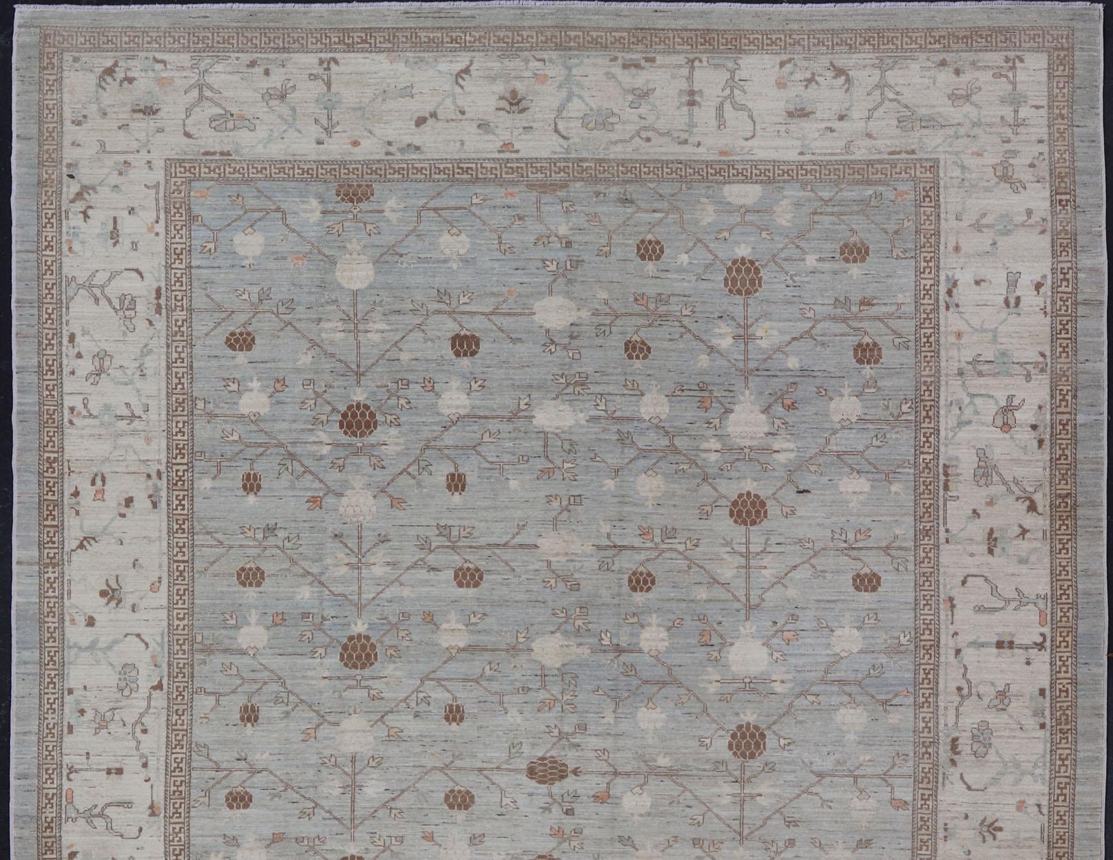 Großer Khotan-Teppich mit Granatapfelmuster. Keivan, gewebter Kunstteppich AFG-36096, Herkunftsland / Art: Afghanistan / Khotan

Khotan zeichnet sich durch ein Granatapfelmuster aus, das von einem sich wiederholenden Muster in der Bordüre