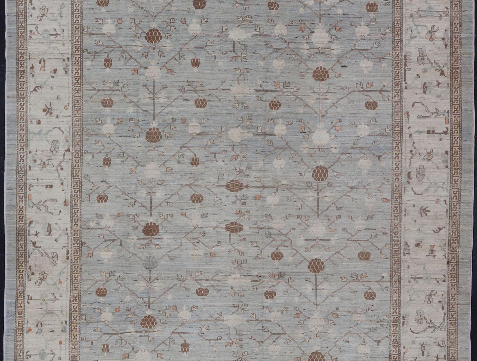Großer Khotan-Teppich im All-Over-Design in Graublau, Hellbraun, Elfenbein und Taupe (Afghanisch) im Angebot