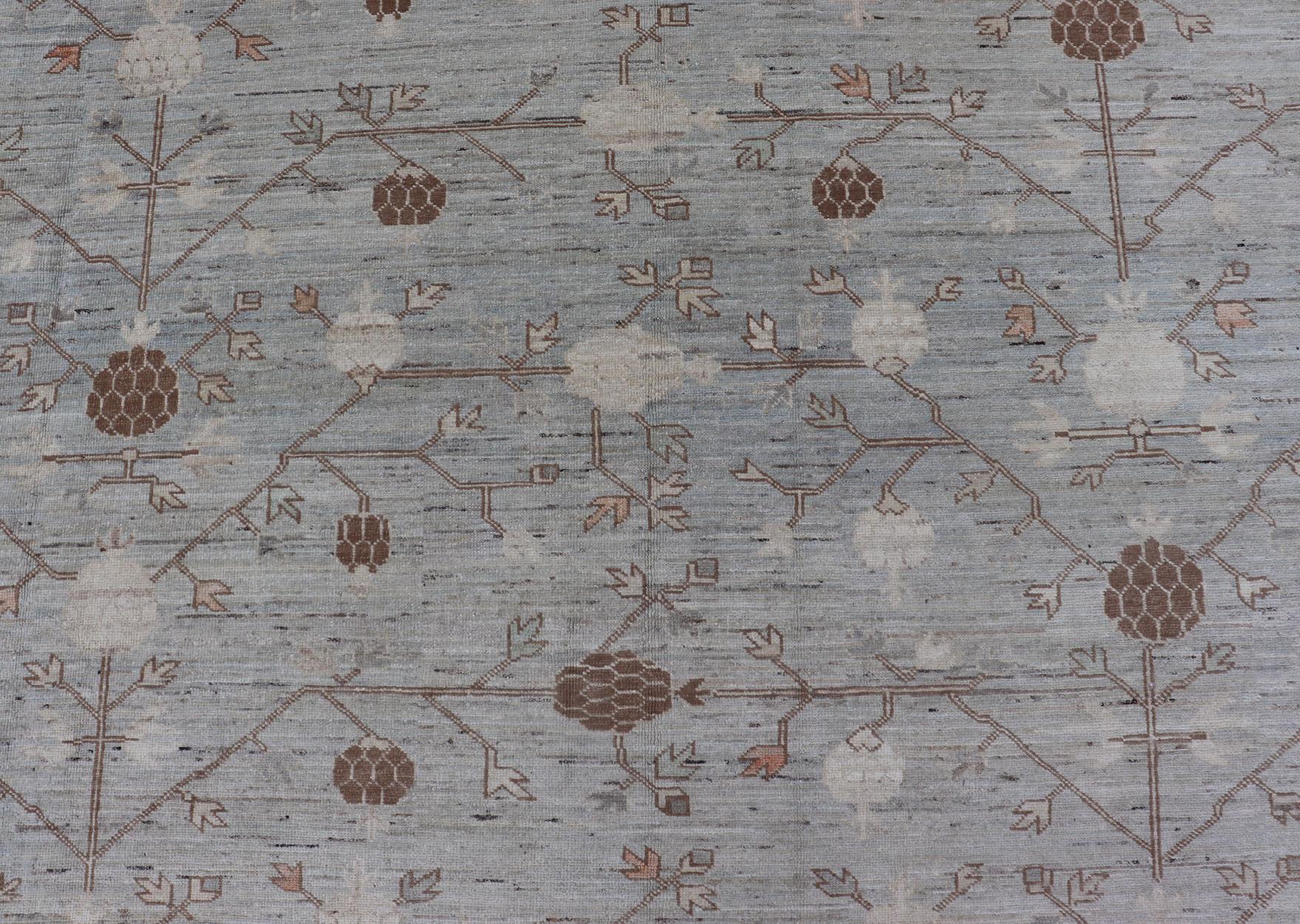 Großer Khotan-Teppich im All-Over-Design in Graublau, Hellbraun, Elfenbein und Taupe (Wolle) im Angebot