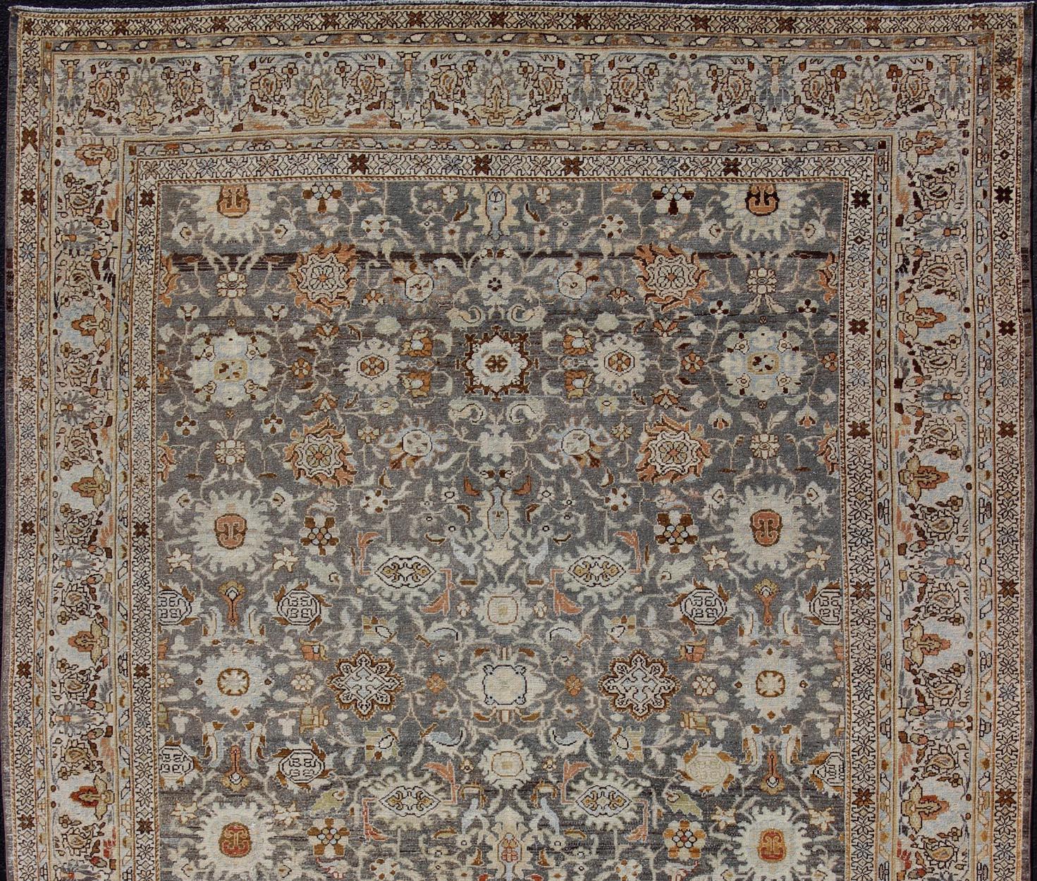 Grautöne antiker Malayer Teppich aus Persien mit floralem Muster, Teppich SUS-2002-715, Herkunftsland / Typ: Iran / Malayer, um 1920.

Dieser schöne antike persische Malayer-Teppich aus dem frühen 20. Jahrhundert zeichnet sich durch ein