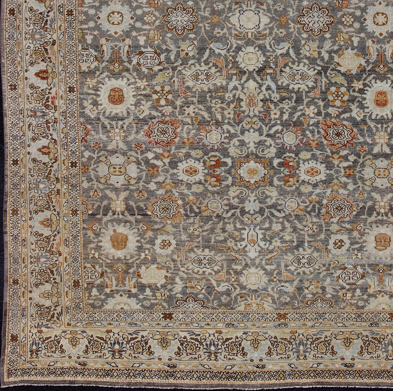 Großer übergroßer grauer und orangefarbener persischer Malayer-Teppich mit Blumenmuster (Persisch) im Angebot