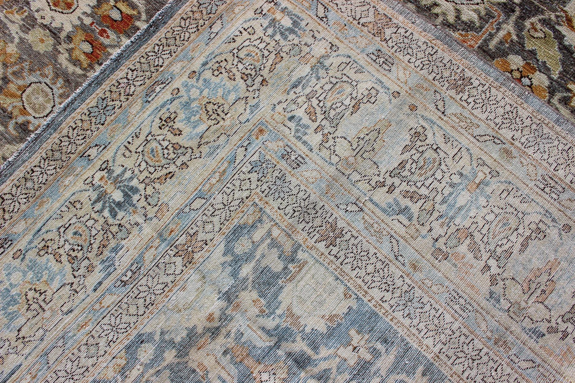 Großer übergroßer grauer und orangefarbener persischer Malayer-Teppich mit Blumenmuster im Zustand „Gut“ im Angebot in Atlanta, GA