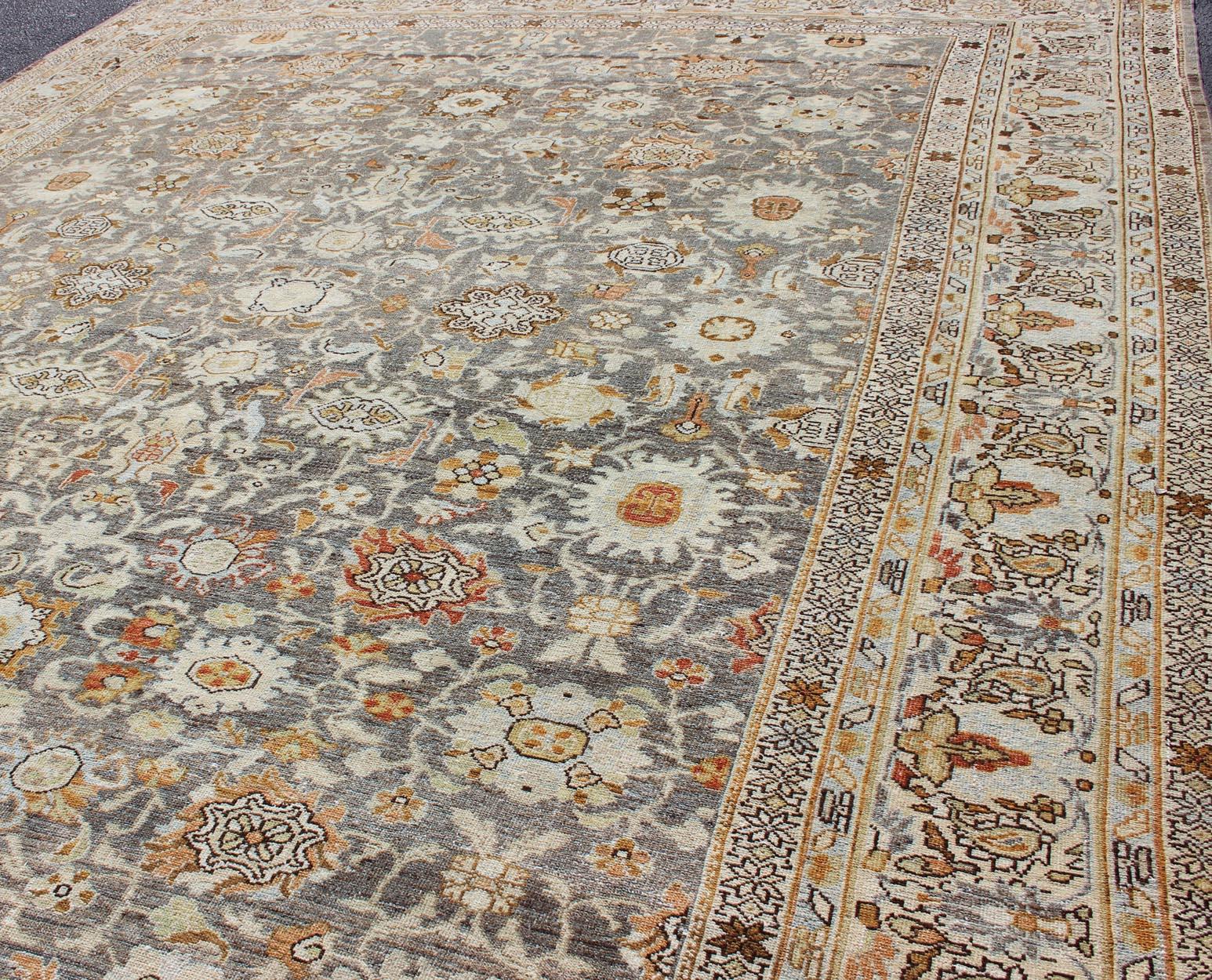 Großer übergroßer grauer und orangefarbener persischer Malayer-Teppich mit Blumenmuster (Frühes 20. Jahrhundert) im Angebot