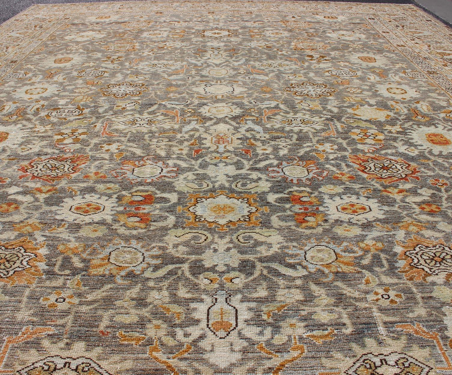 Großer übergroßer grauer und orangefarbener persischer Malayer-Teppich mit Blumenmuster im Angebot 1