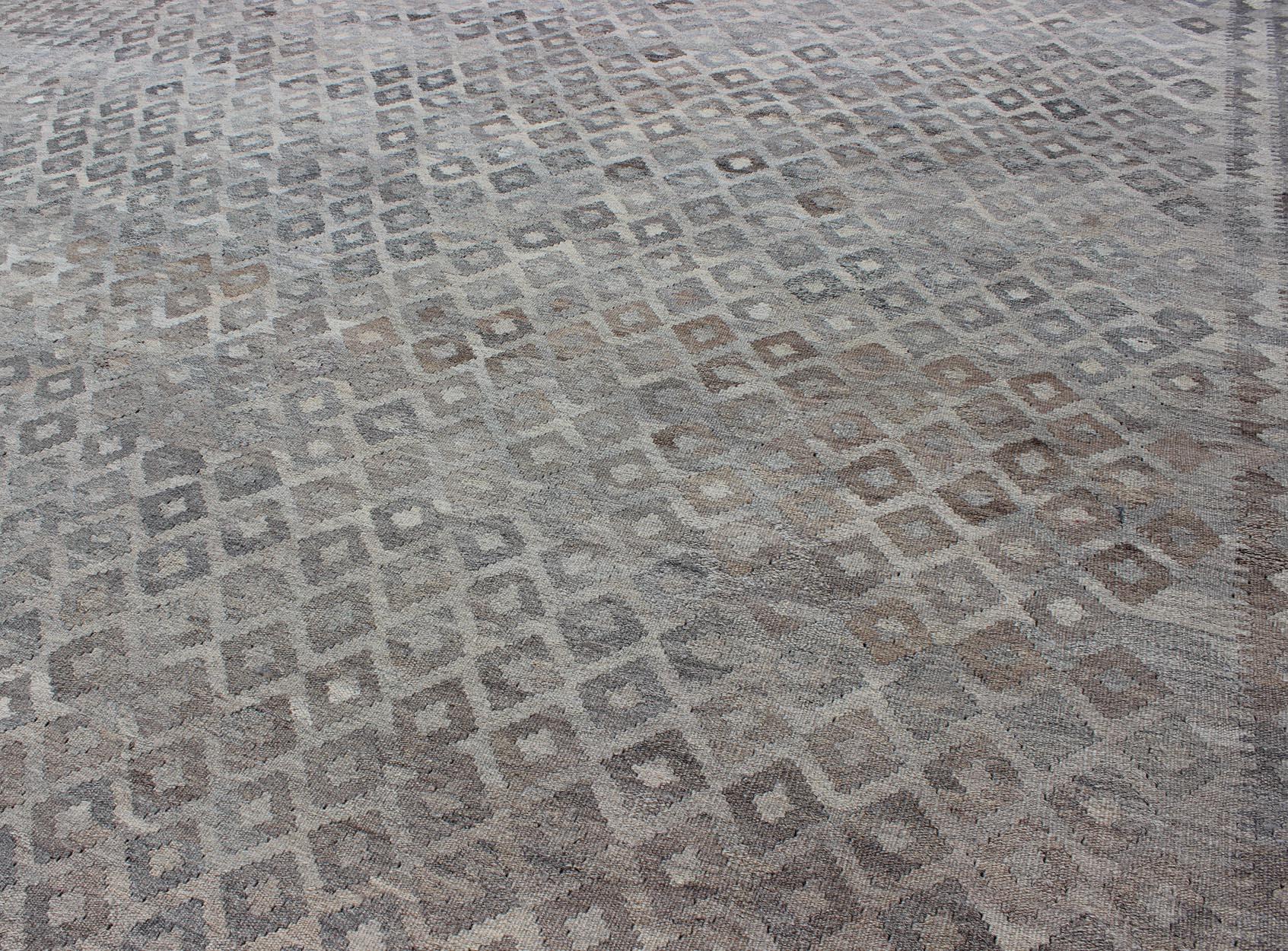 Large All-Over Tribal Modern Kilim in Silvers and Browns In Excellent Condition For Sale In Atlanta, GA