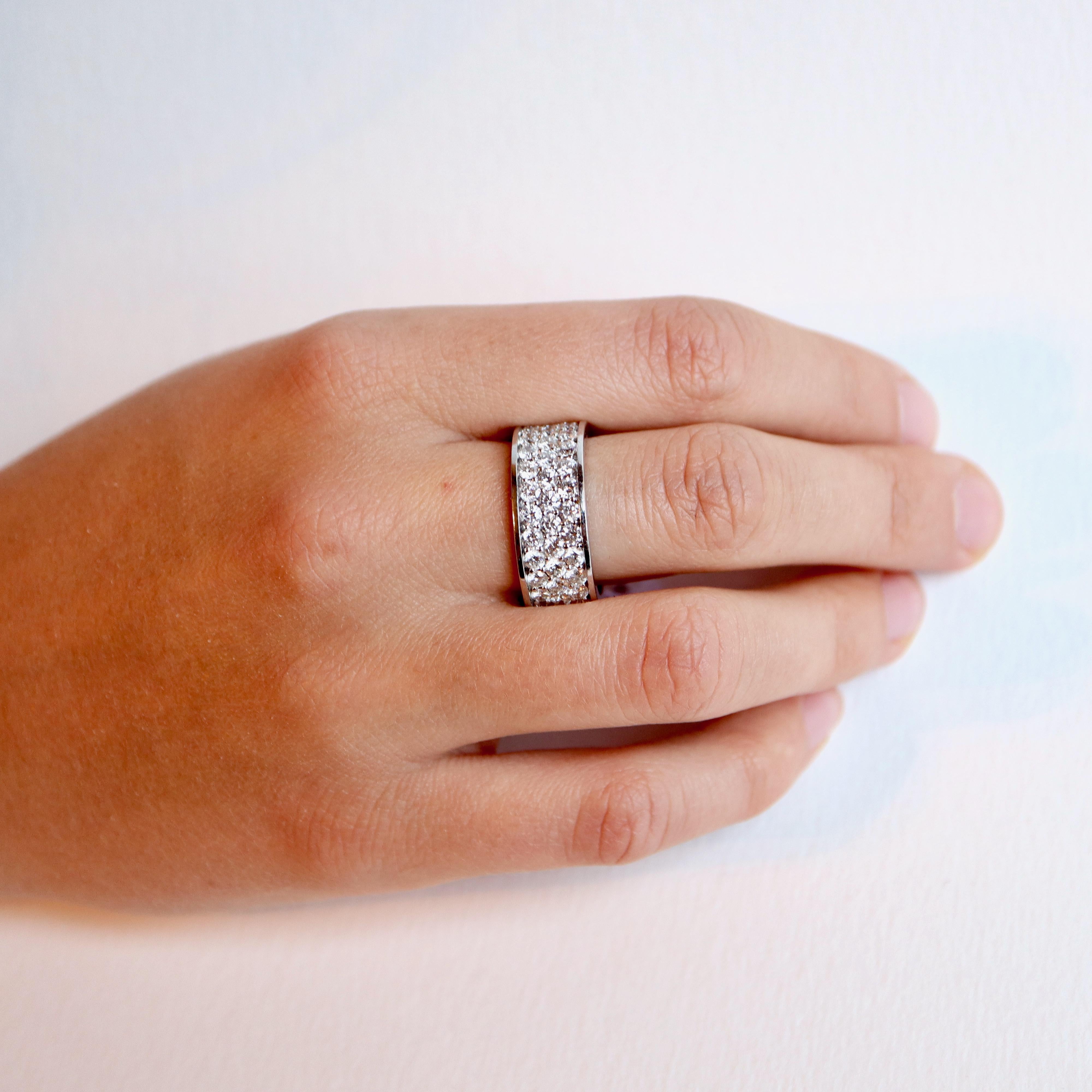 Großer Allianzring aus Diamanten und 18 Karat Weißgold
Bruttogewicht: 7,4 g
4,16 Karat Diamanten 
Durchmesser 17,5 mm, Größe 54,5, US Größe 7