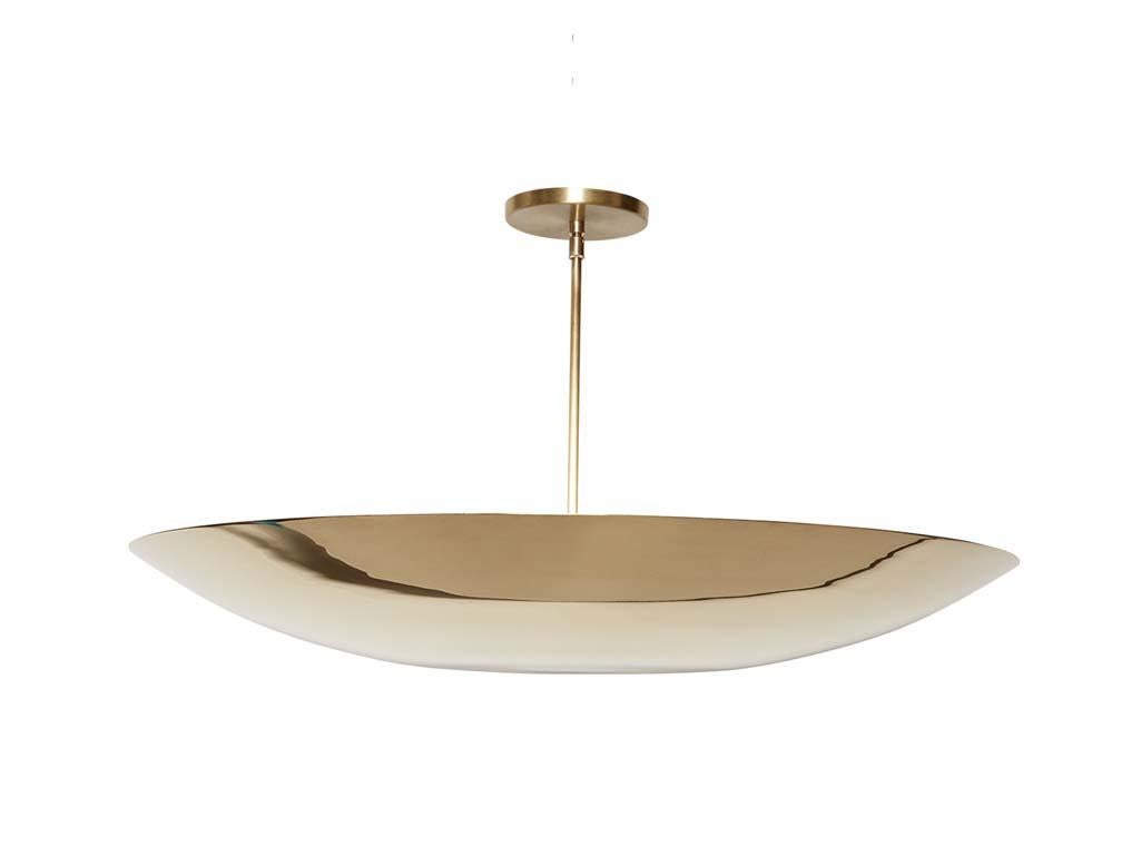 La cúpula de latón alta tiene una pantalla de metal hilado con un tejadillo y una varilla de latón. La pantalla está disponible en acabados de latón o metal con recubrimiento de polvo. Se muestra aquí en latón pulido.

La colección Lawson-Fenning