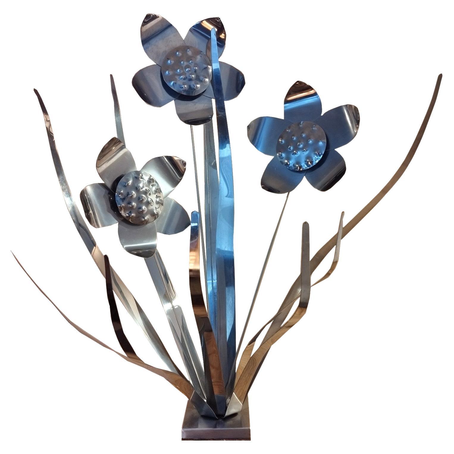 Große dekorative Aluminium-Skulptur mit Blumen- und Laubsägearbeiten