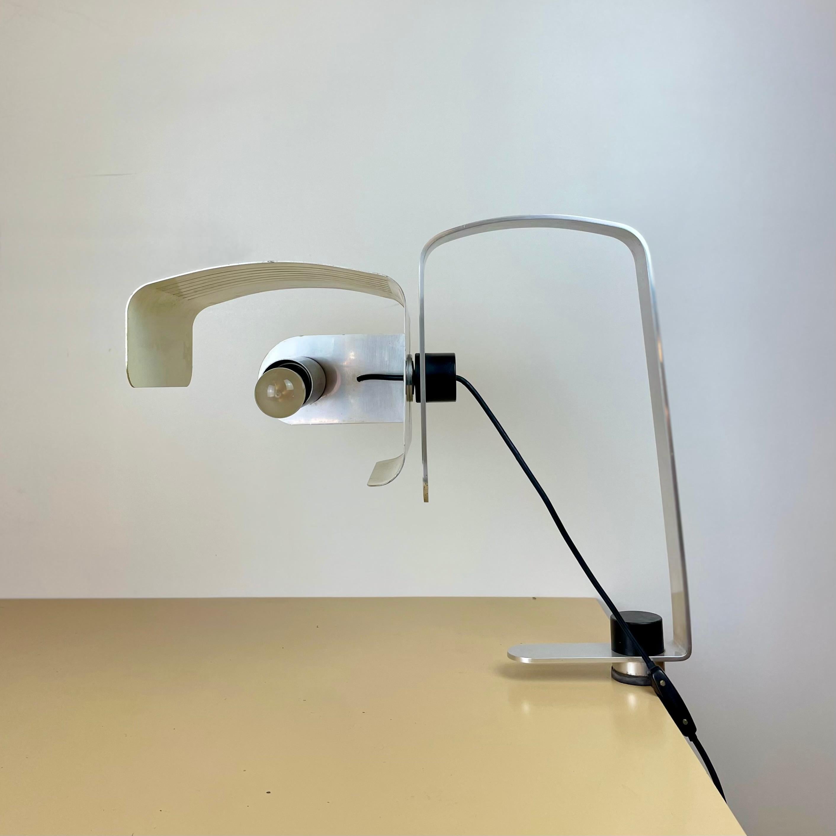 Gran lámpara de escritorio articulada francesa de aluminio cepillado, diseñada por Etienne Fermigier para Monix en la década de 1970.
-u2028
Gran lámpara de escritorio articulada, francesa, de aluminio cruzado, diseñada por Etienne Fermigier para