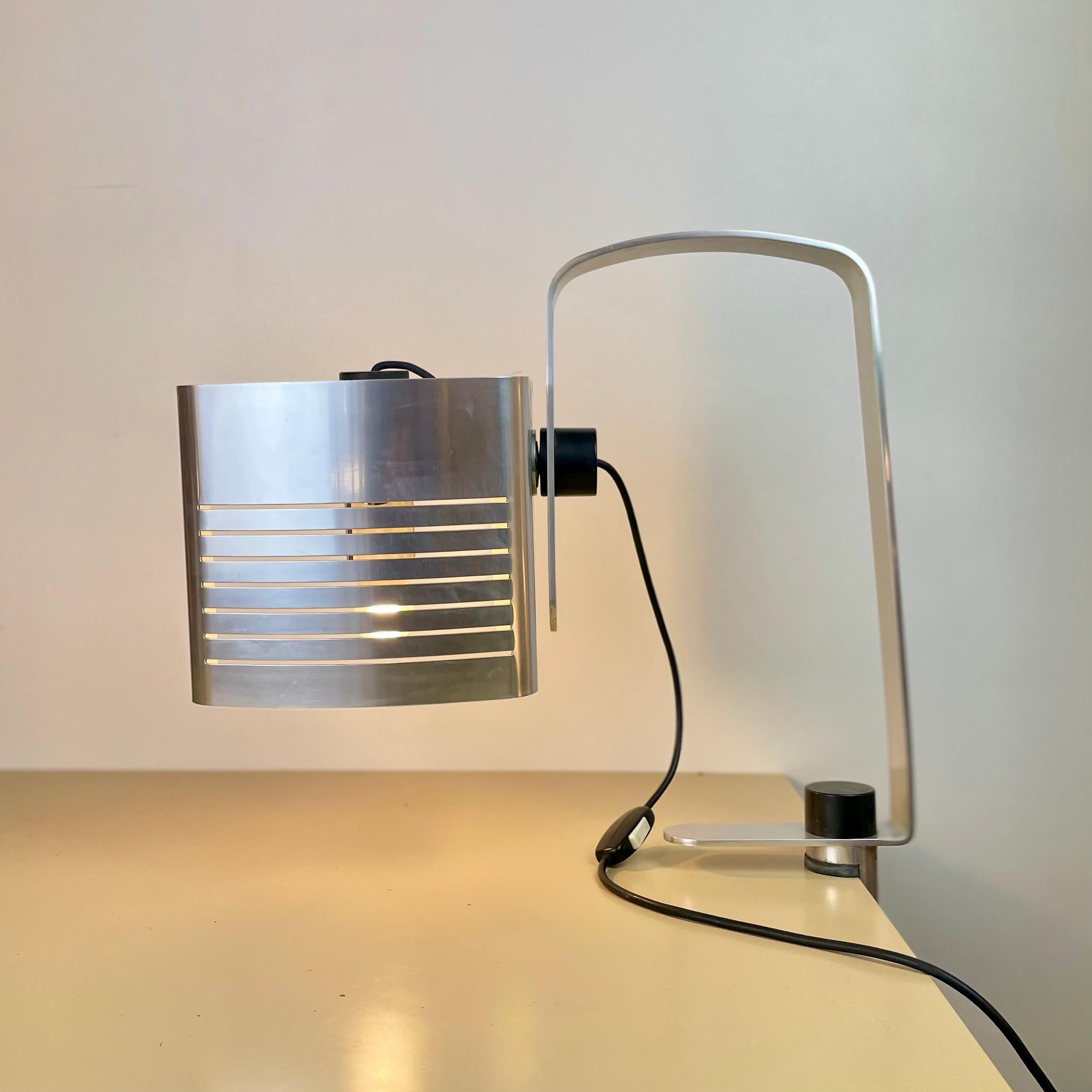 Gran lámpara de sobremesa de aluminio de Etienne Fermigier para Monic, años 70 Cepillado en venta