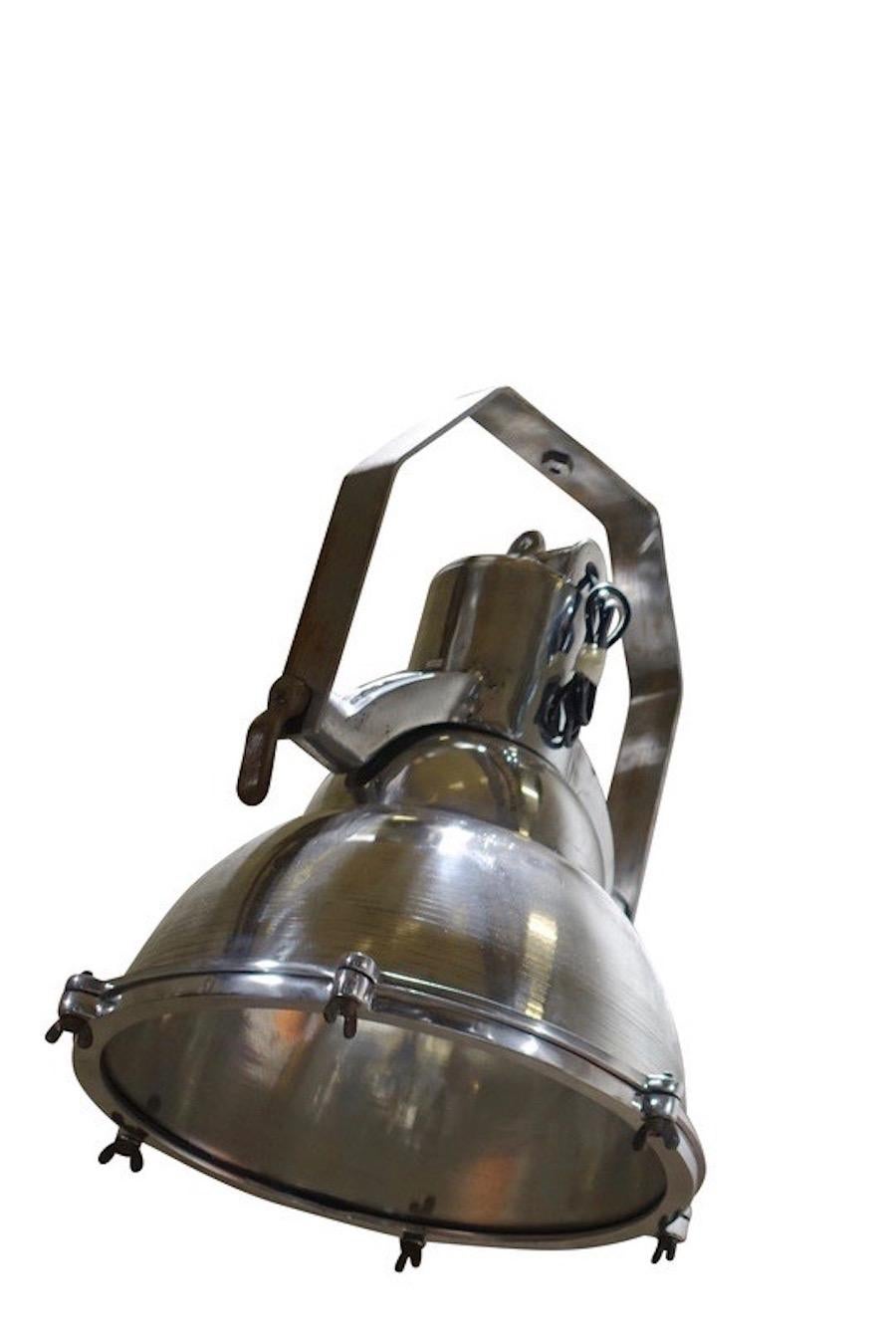 Anglais Grande lampe de recherche industrielle en aluminium, Angleterre, années 1930 en vente