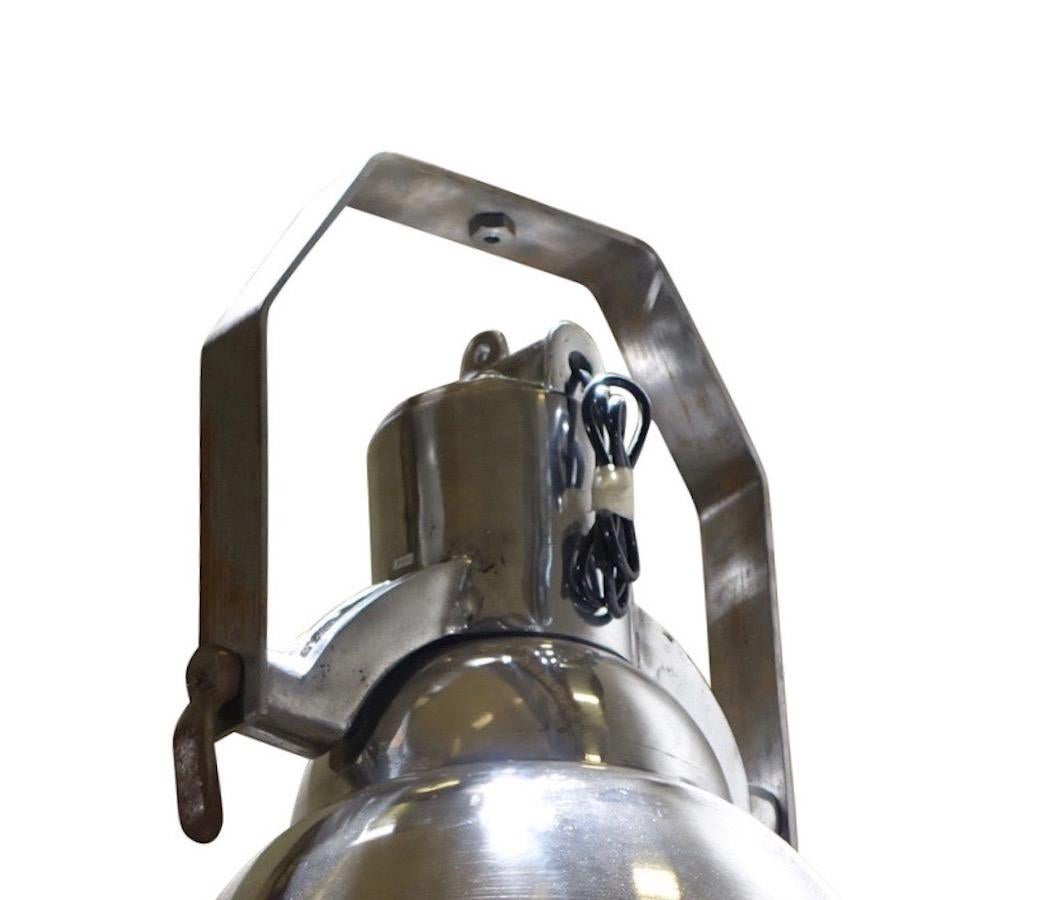 Brossé Grande lampe de recherche industrielle en aluminium, Angleterre, années 1930 en vente